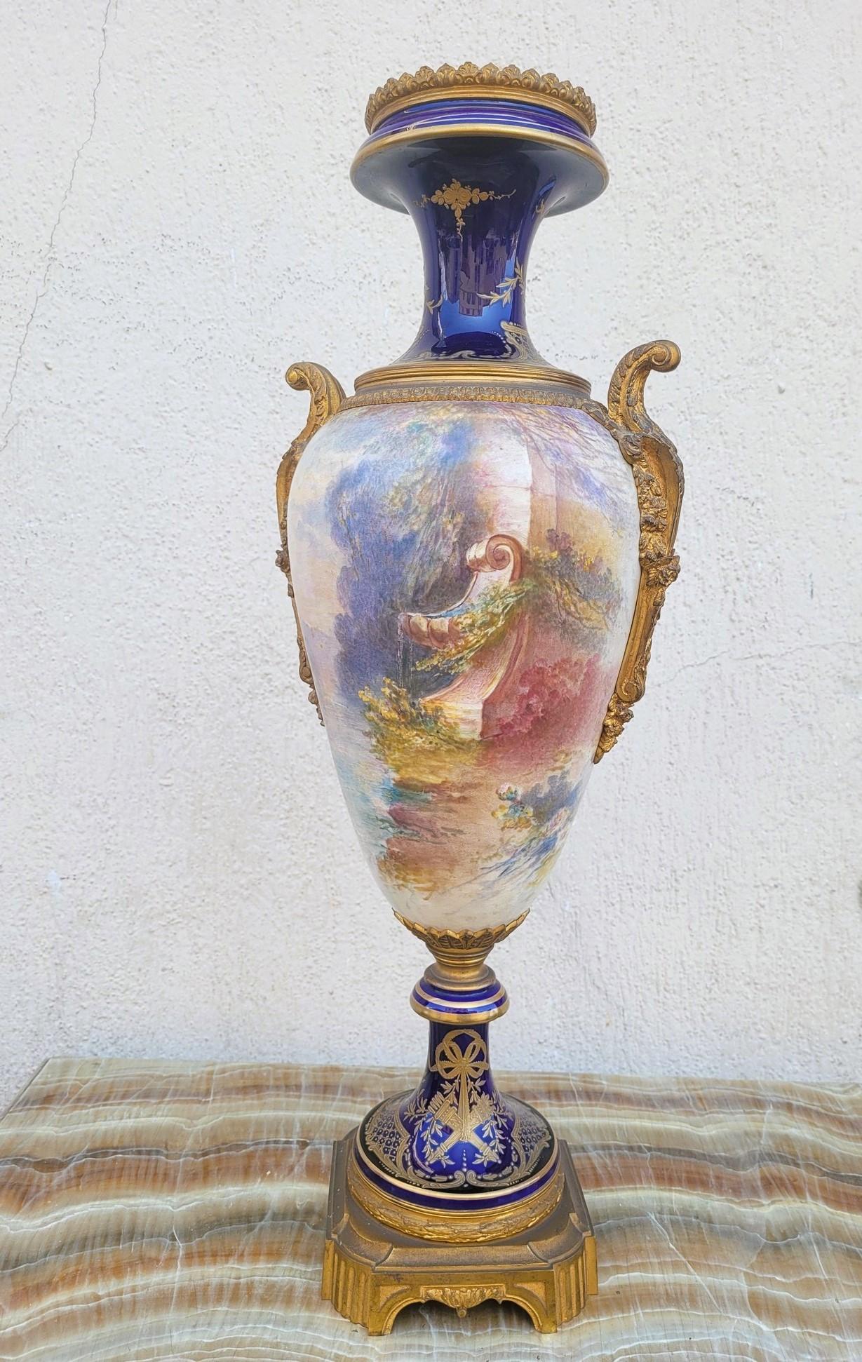 Dans le goût de Sèvres, grand vase en porcelaine et bronze, XIXe siècle en vente 5