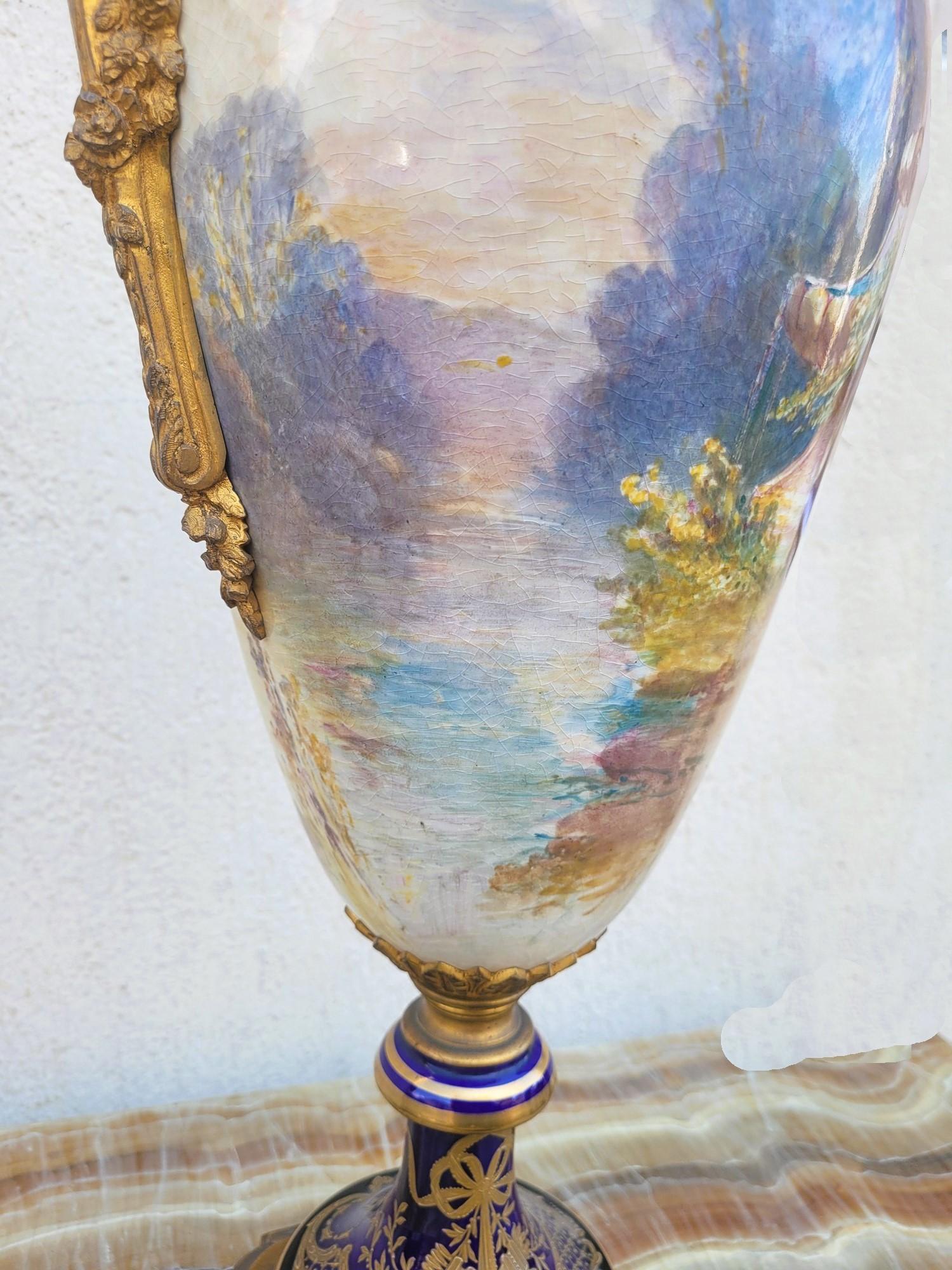 Dans le goût de Sèvres, grand vase en porcelaine et bronze, XIXe siècle en vente 7