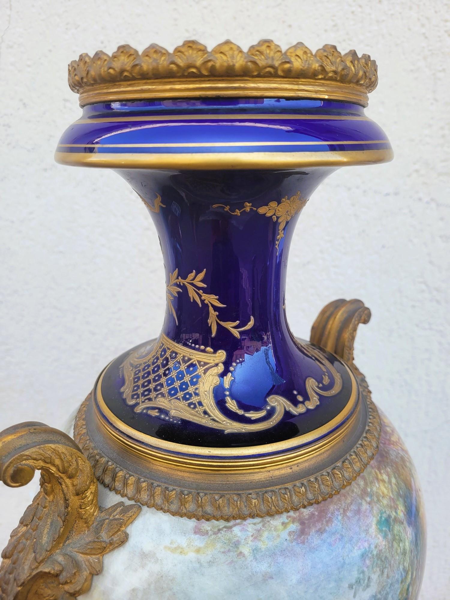 Dans le goût de Sèvres, grand vase en porcelaine et bronze, XIXe siècle en vente 8