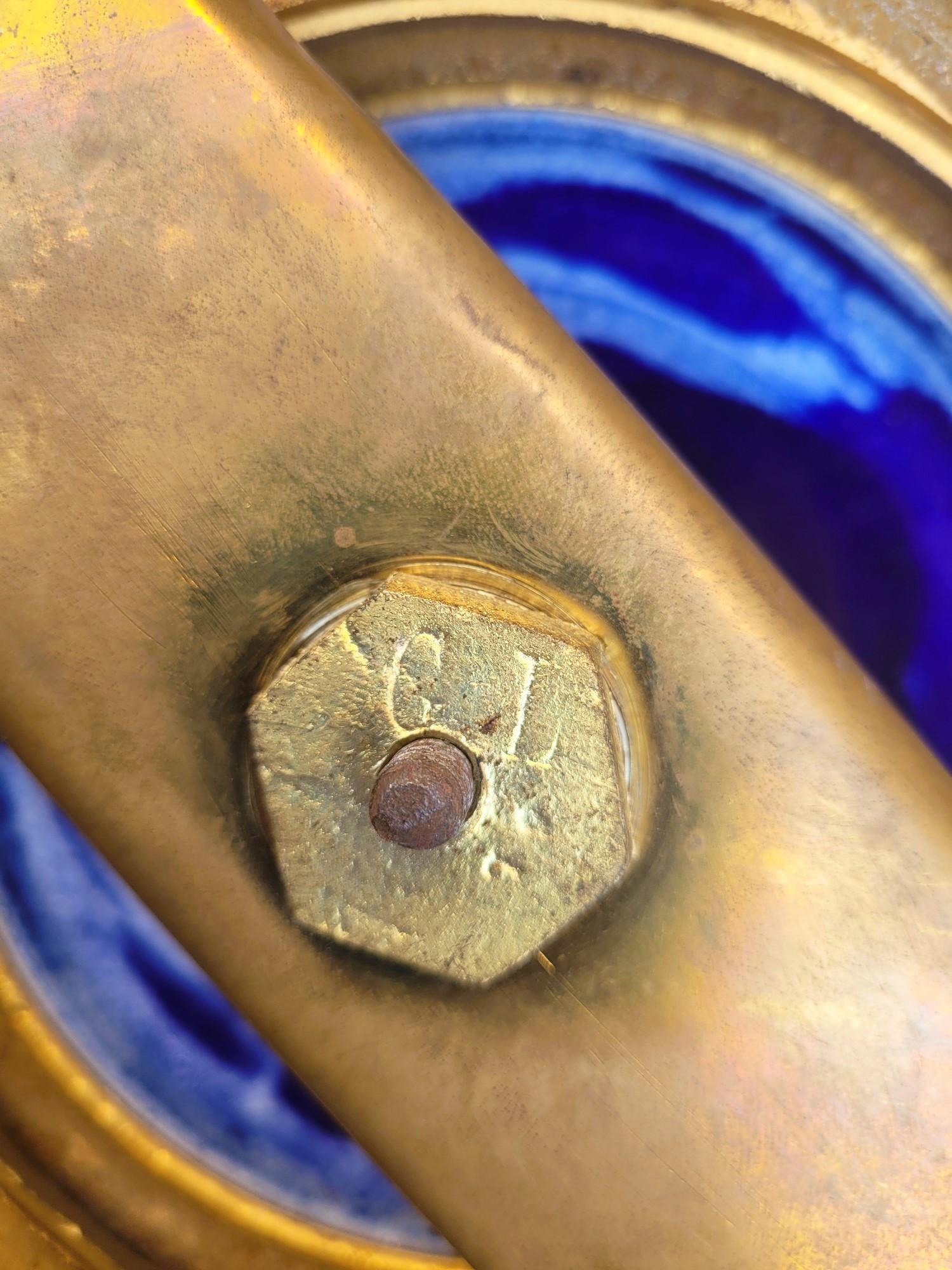 Dans le goût de Sèvres, grand vase en porcelaine et bronze, XIXe siècle en vente 12