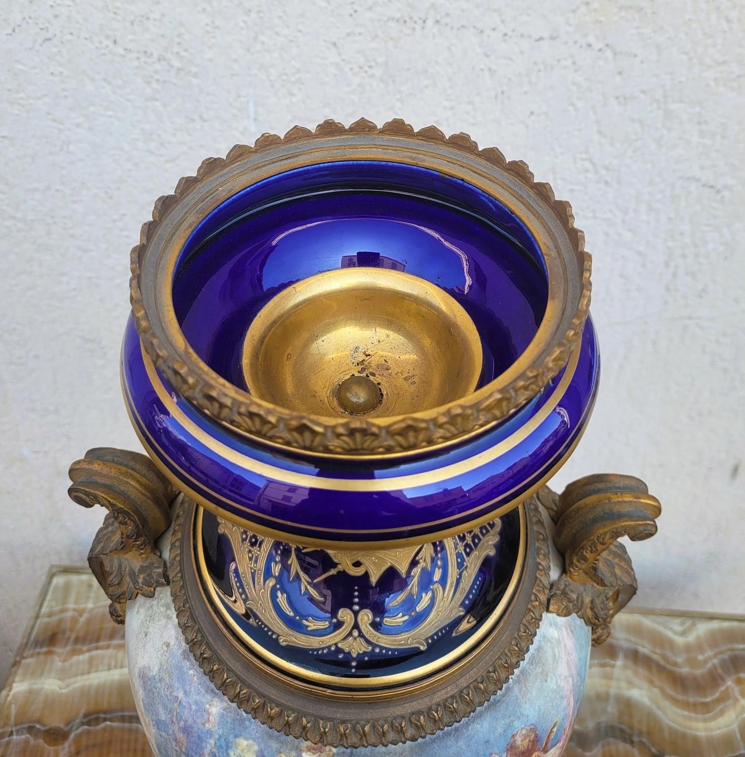 Louis XVI Dans le goût de Sèvres, grand vase en porcelaine et bronze, XIXe siècle en vente