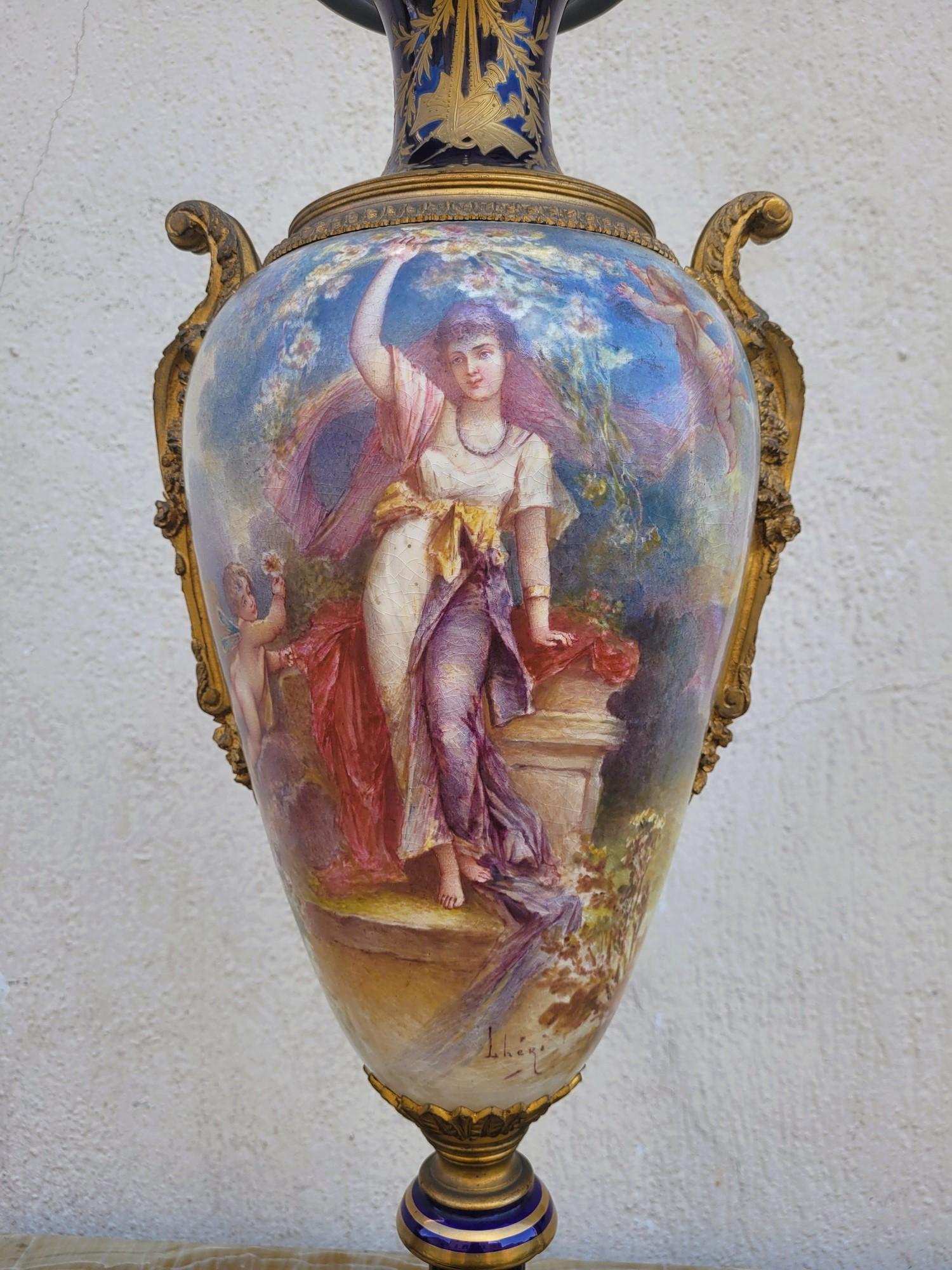 Français Dans le goût de Sèvres, grand vase en porcelaine et bronze, XIXe siècle en vente