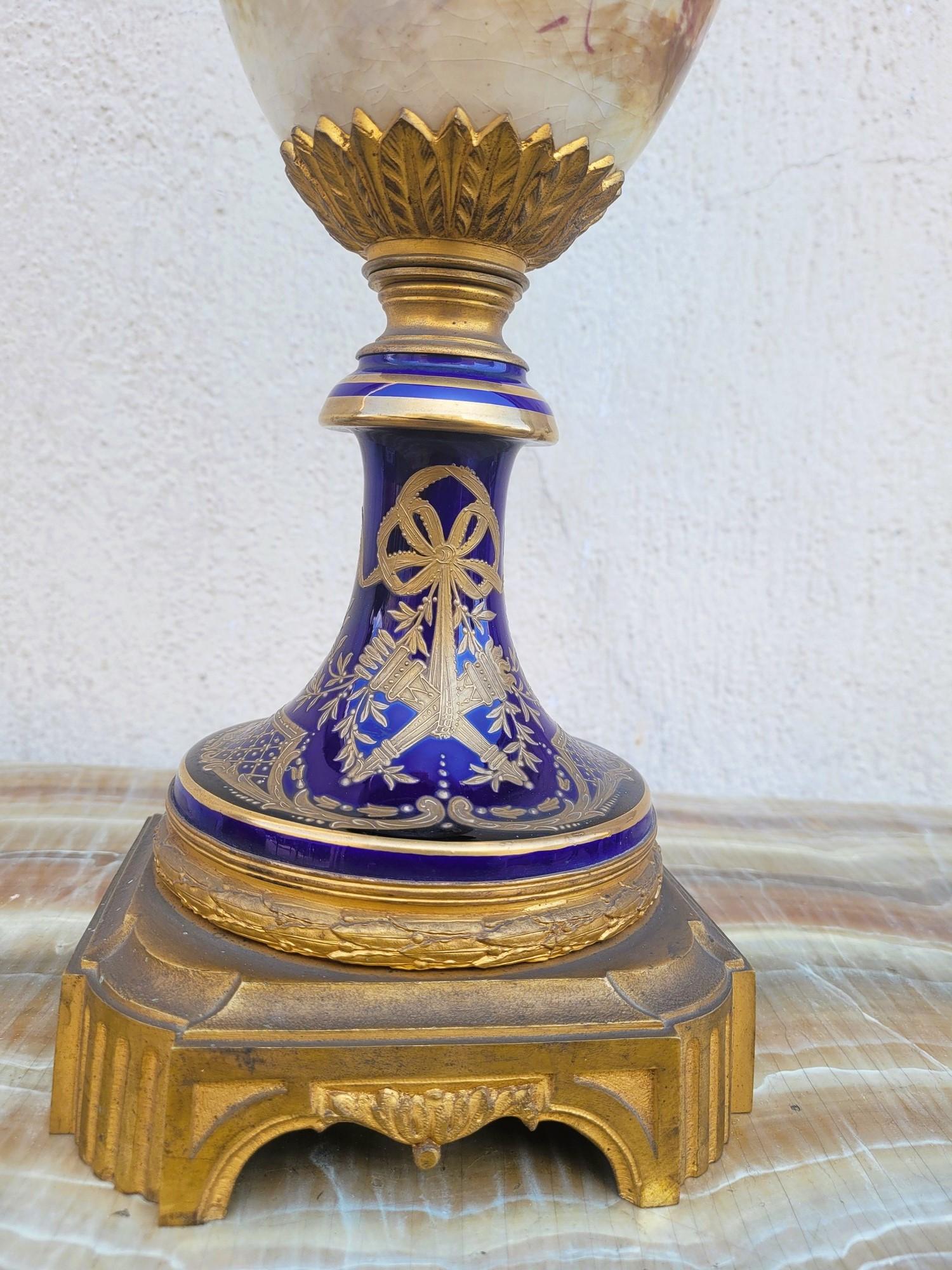 Dans le goût de Sèvres, grand vase en porcelaine et bronze, XIXe siècle en vente 2