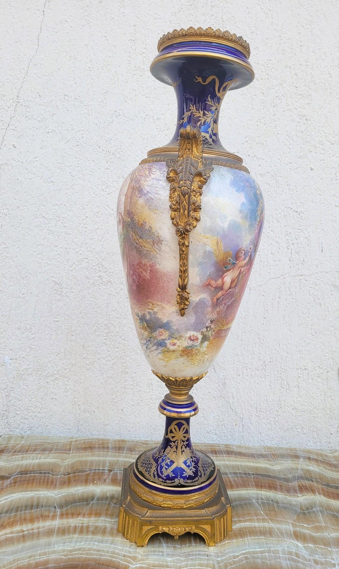 Dans le goût de Sèvres, grand vase en porcelaine et bronze, XIXe siècle en vente 3