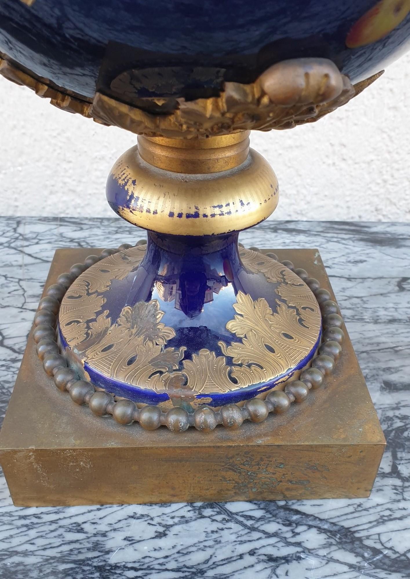 French In The Taste Of Sèvres, Medici Vase, Napoleon III, 19th Century For Sale