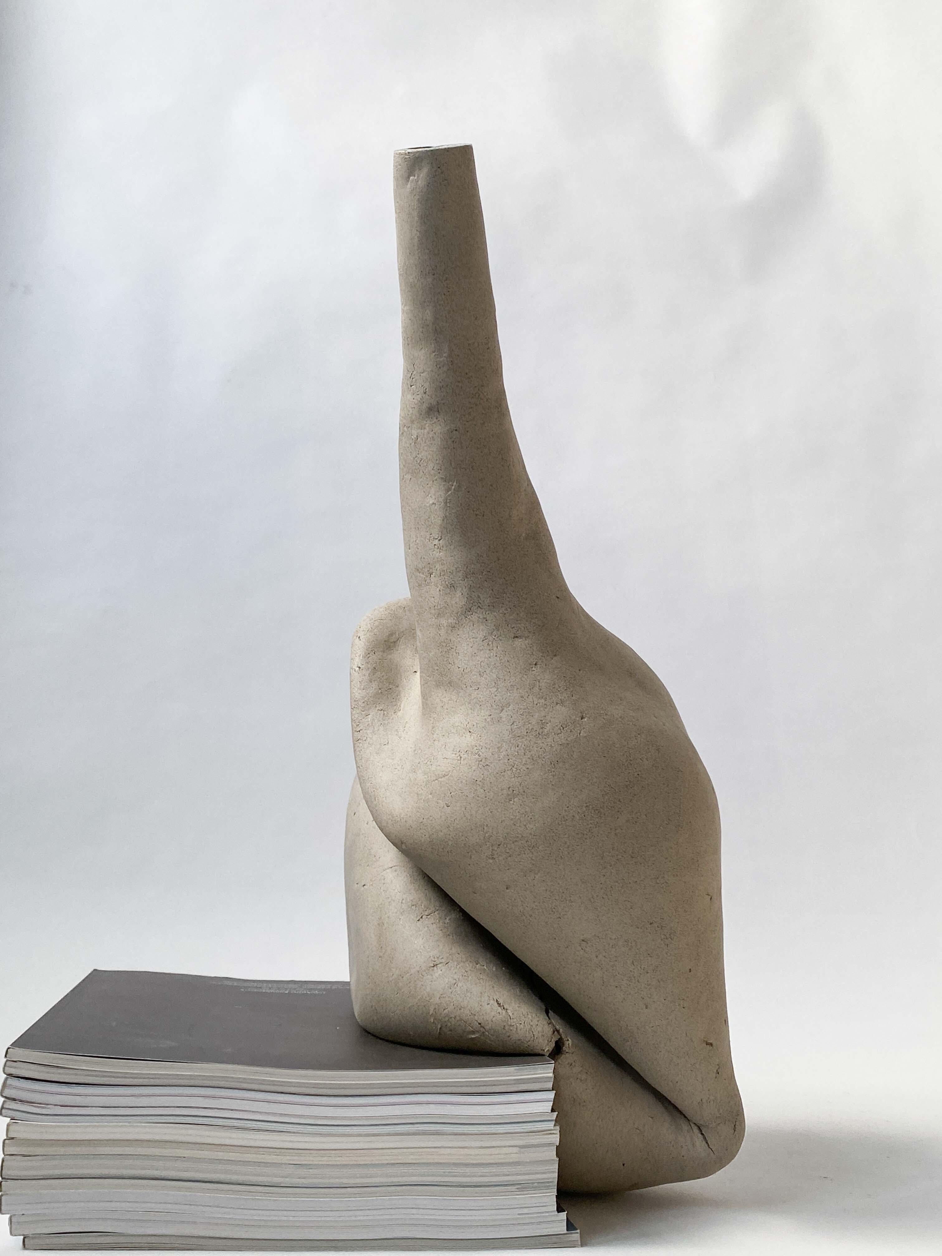 Dekorative Keramikvase In The Windowsill II von Lillian Tørlen
Einzigartiges Stück.
Abmessungen: T 16 x B 23 x H 45 cm. 
MATERIALIEN: Keramisch. 

Die Ausstellung Levels of Attachment and Belonging besteht aus einer Reihe von Keramikvasen, die von