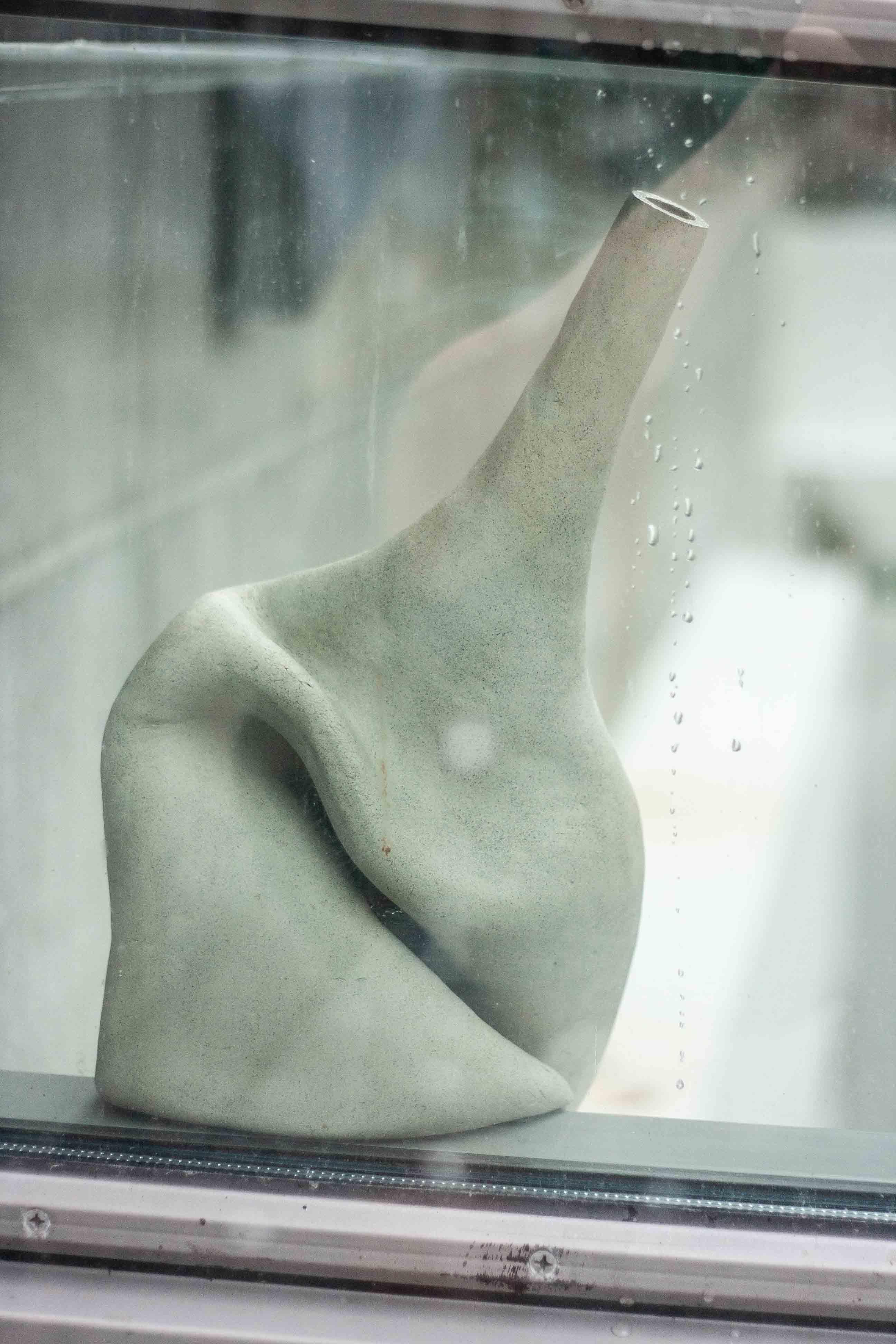 Dekorative Keramikvase In The Windowsill II von Lillian Tørlen (Moderne) im Angebot