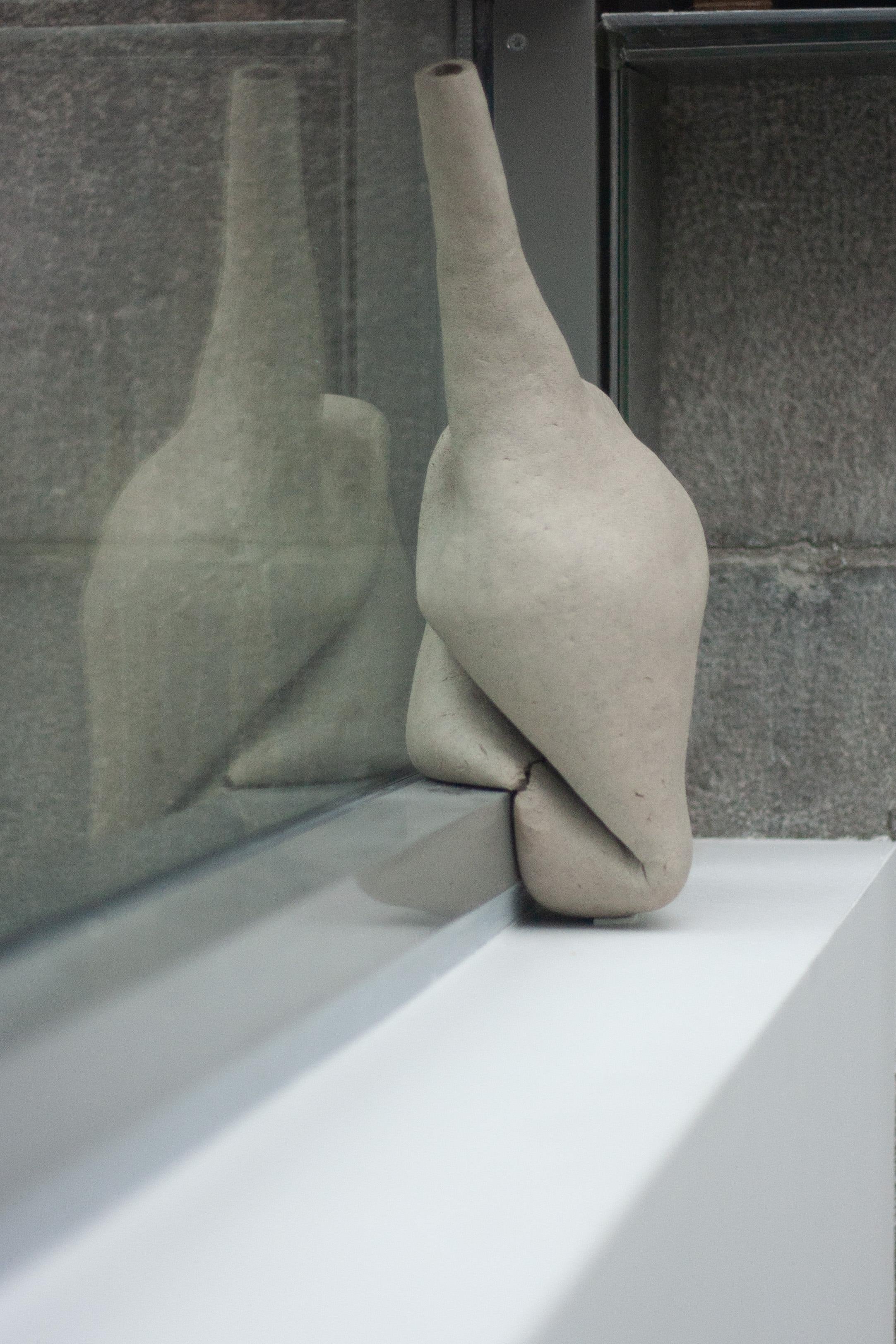 Dekorative Keramikvase In The Windowsill II von Lillian Tørlen (Norwegisch) im Angebot