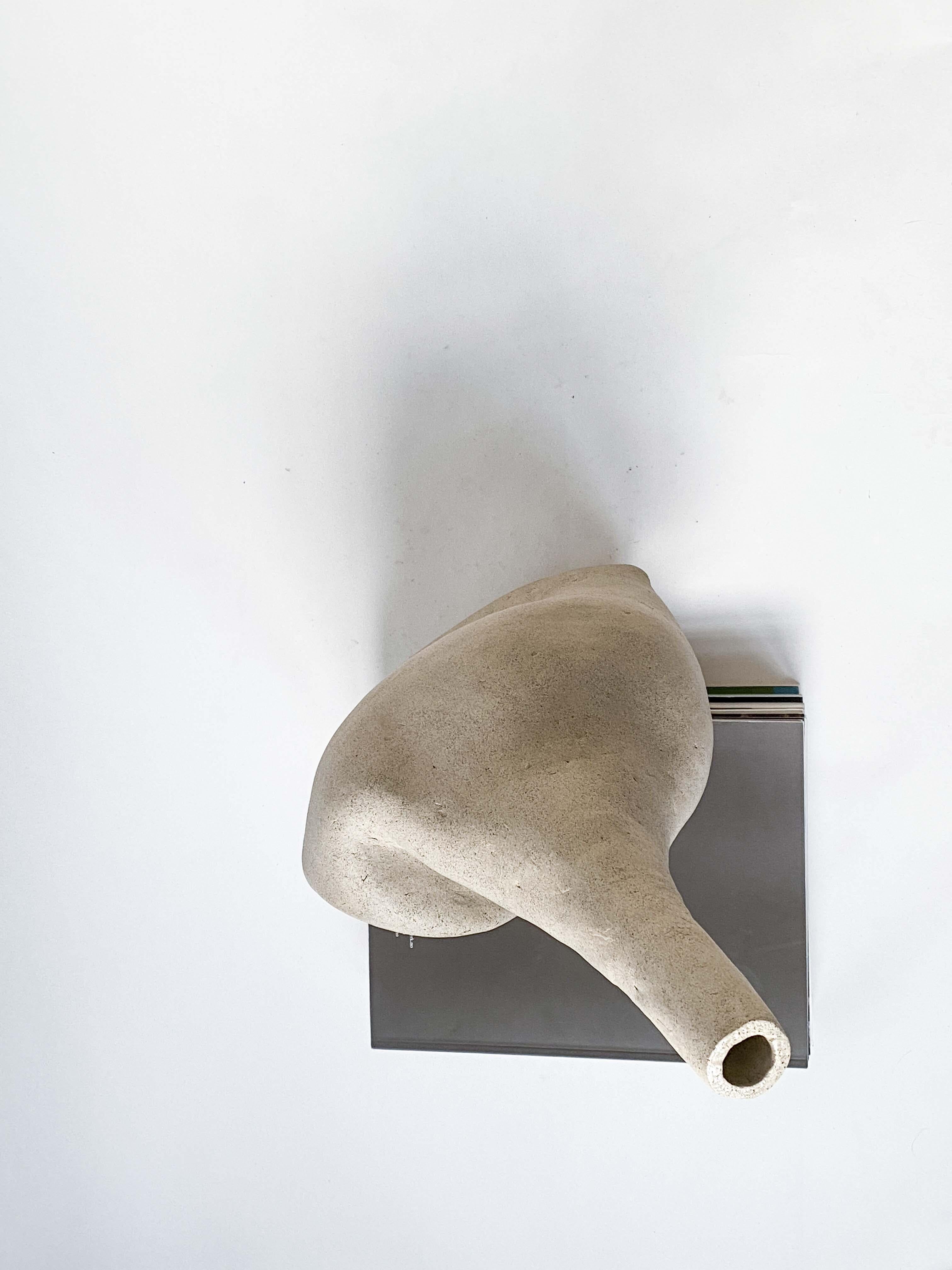 Dekorative Keramikvase In The Windowsill II von Lillian Tørlen (Sonstiges) im Angebot