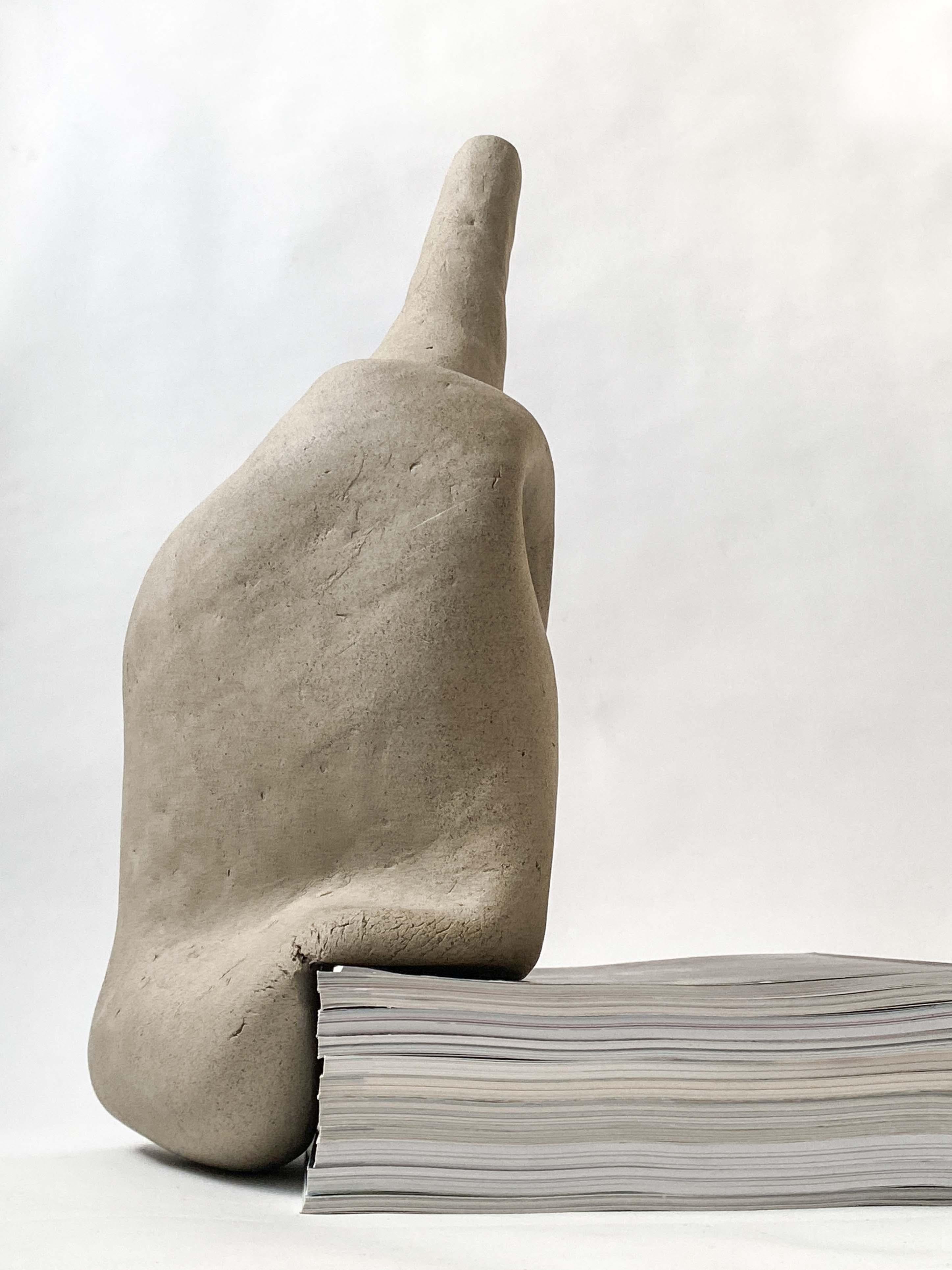 Dekorative Keramikvase In The Windowsill II von Lillian Tørlen im Zustand „Neu“ im Angebot in Geneve, CH