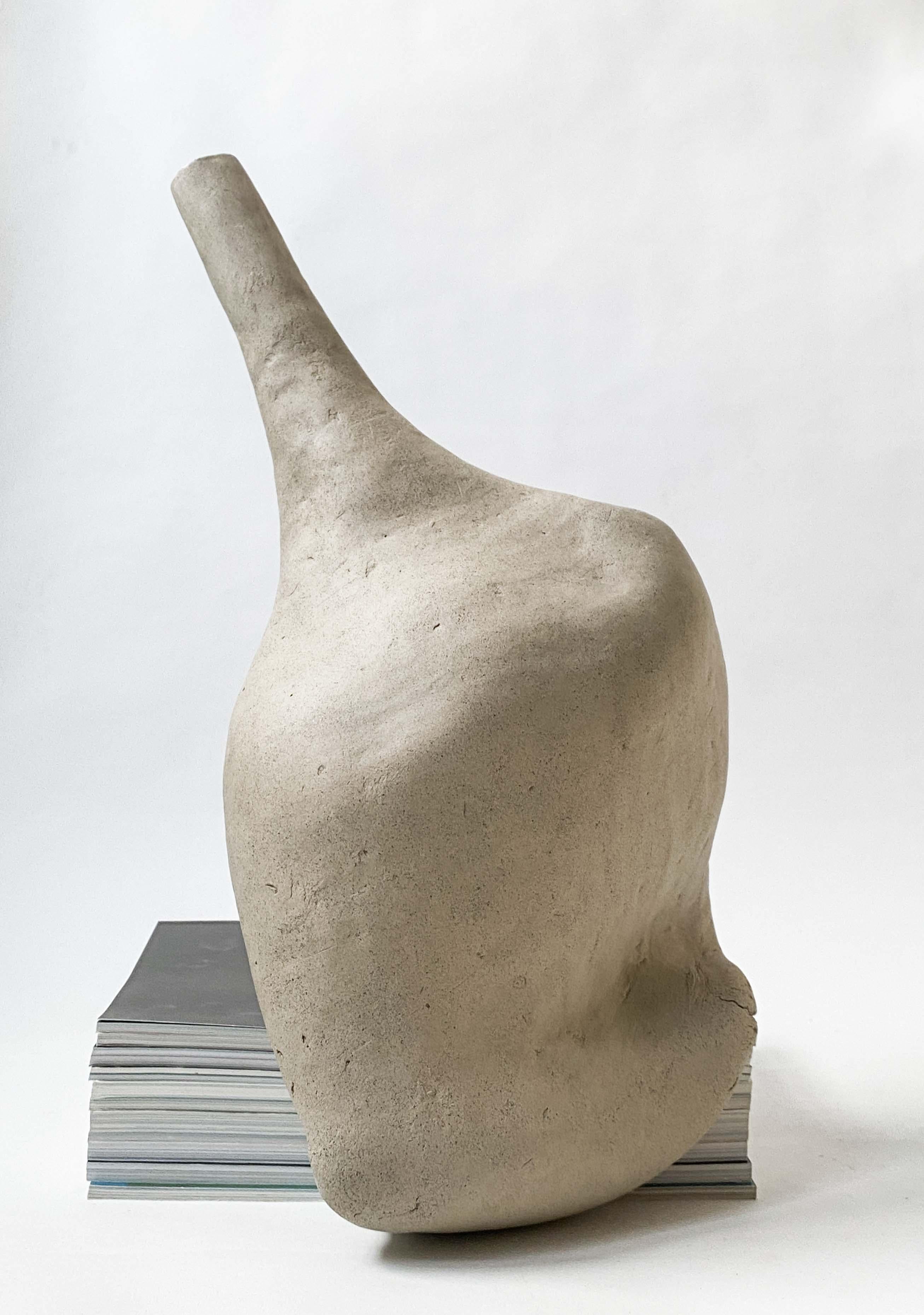 Dekorative Keramikvase In The Windowsill II von Lillian Tørlen (21. Jahrhundert und zeitgenössisch) im Angebot