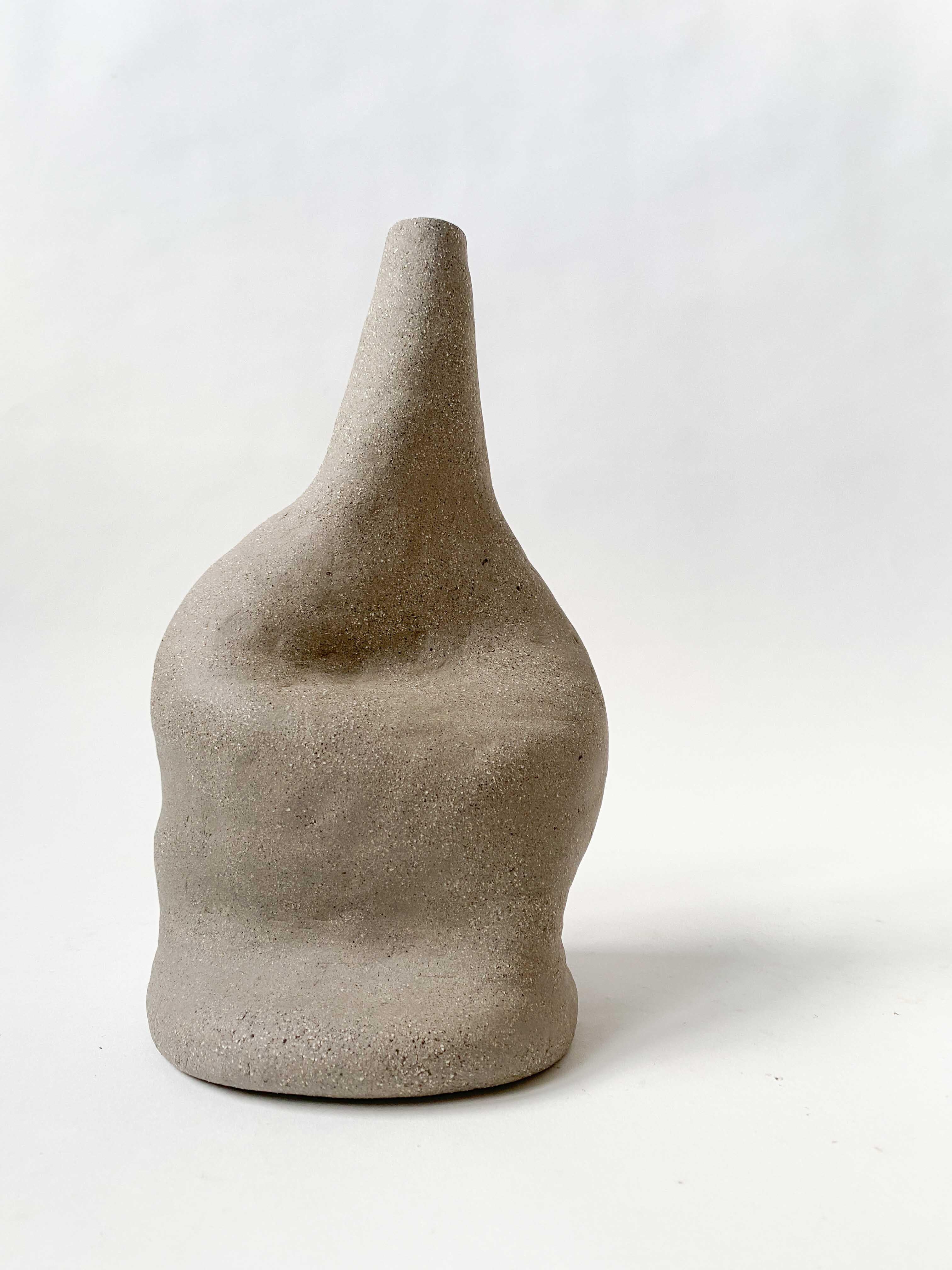 Dekorative Keramikvase In The Windowsill III von Lillian Tørlen
Einzigartiges Stück.
Abmessungen: T 10,5 x B 13 x H 22,5 cm. 
MATERIALIEN: Keramisch. 

Die Ausstellung Levels of Attachment and Belonging besteht aus einer Reihe von Keramikvasen, die