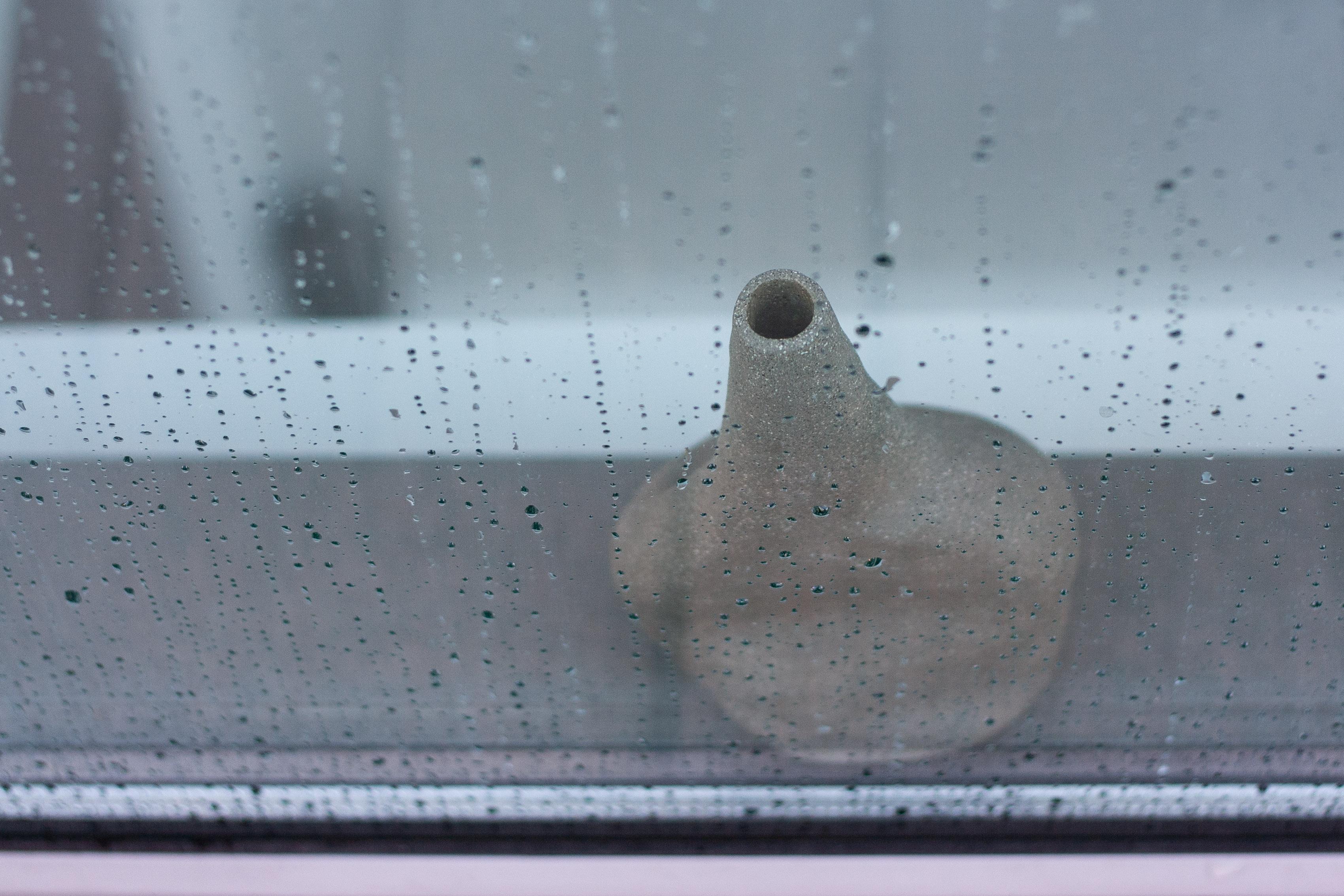 Dekorative Keramikvase In The Windowsill III von Lillian Tørlen (Norwegisch) im Angebot