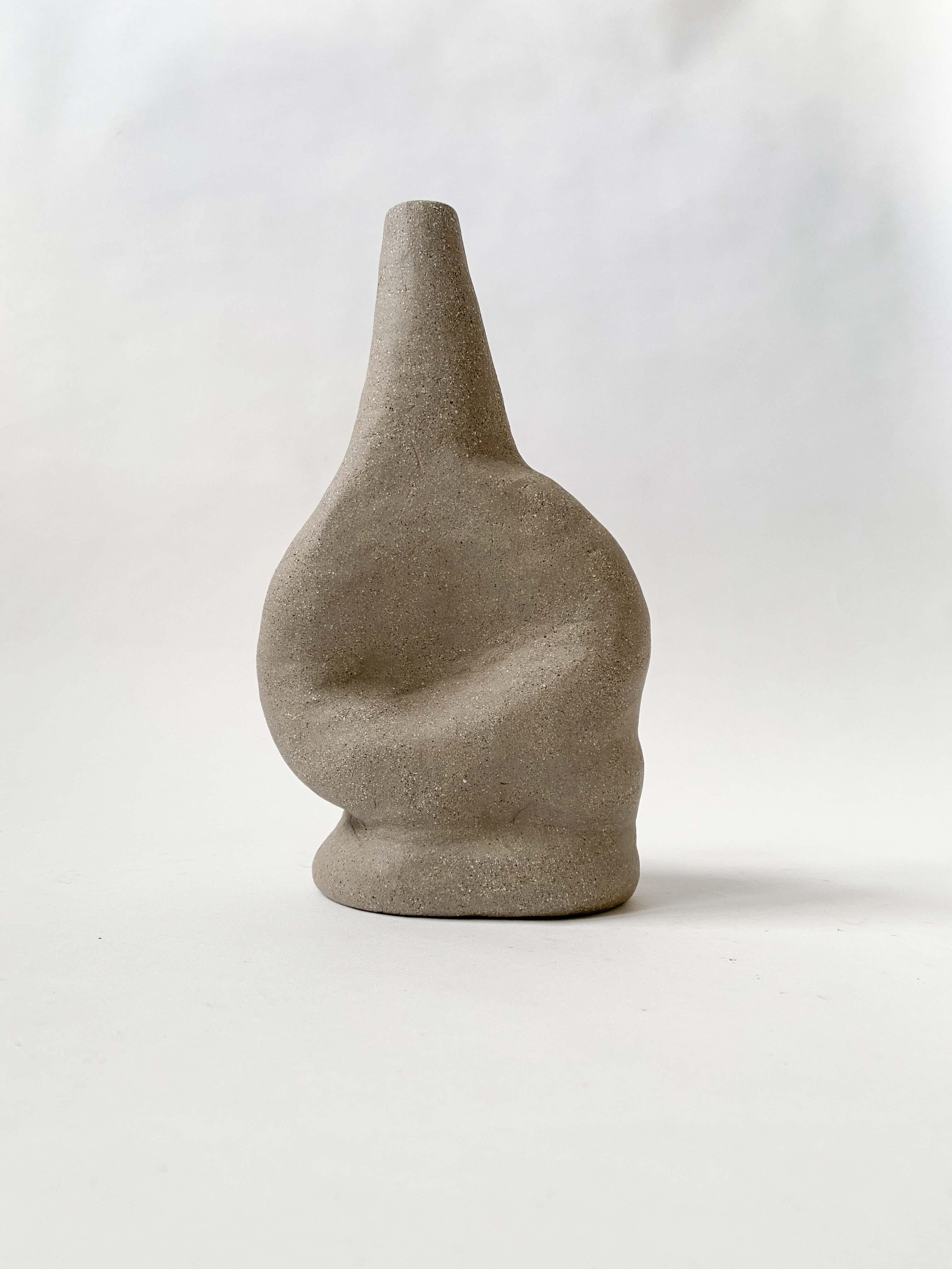 Dekorative Keramikvase In The Windowsill III von Lillian Tørlen (21. Jahrhundert und zeitgenössisch) im Angebot