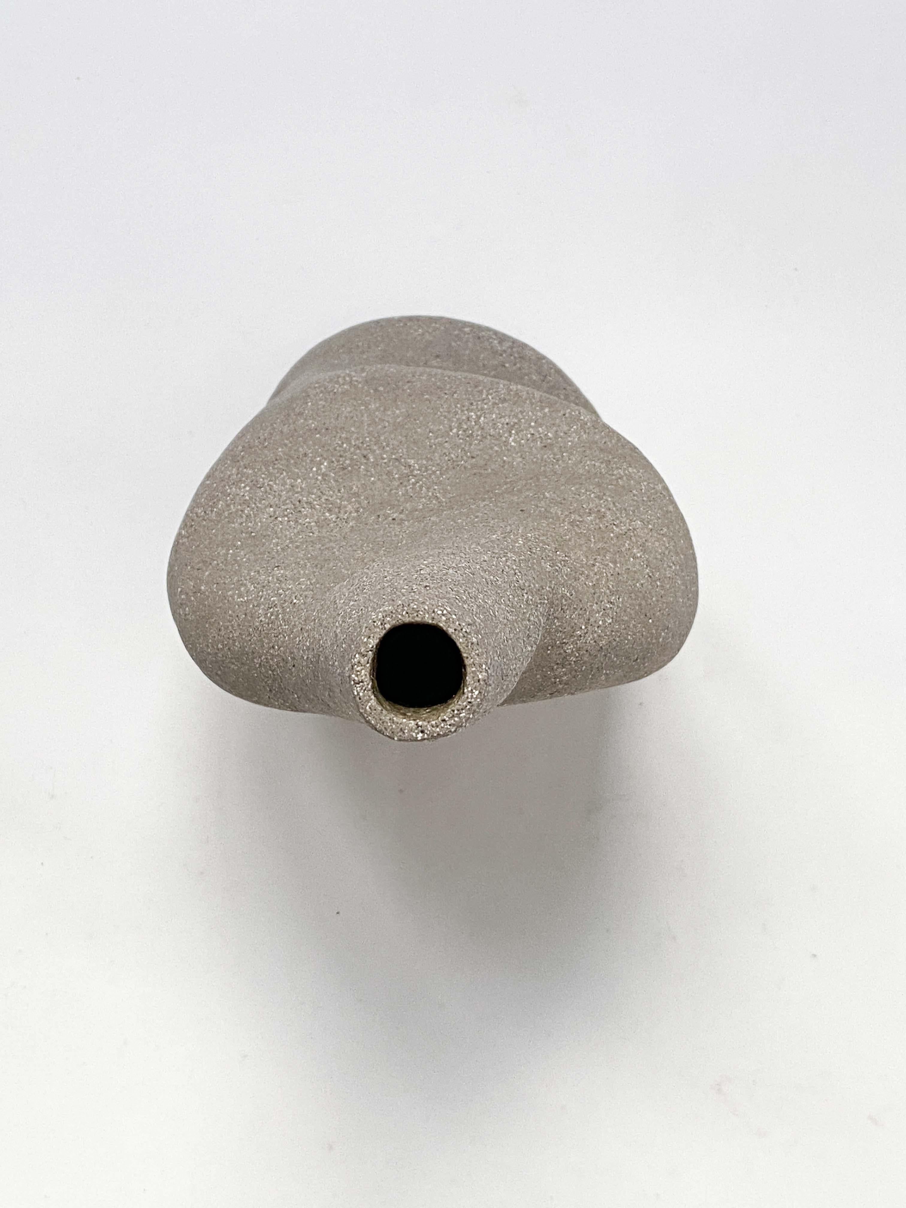 Dekorative Keramikvase In The Windowsill III von Lillian Tørlen im Angebot 1