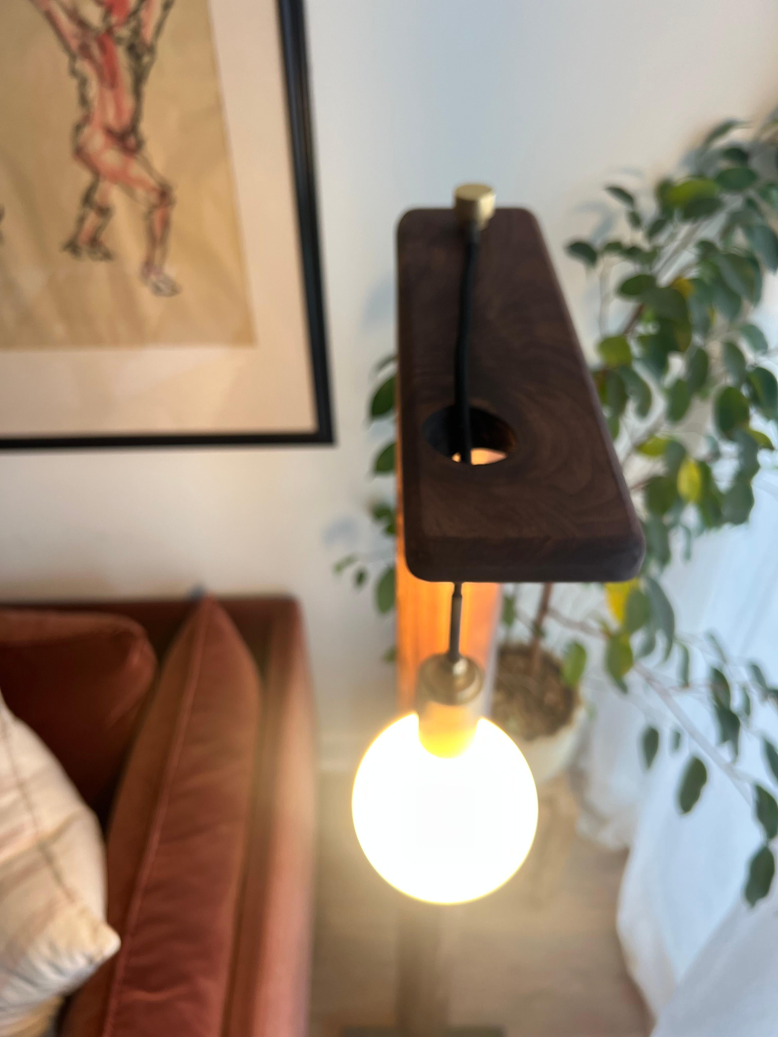 Lampada da terra iN-v1 in noce e pietra in vendita 4