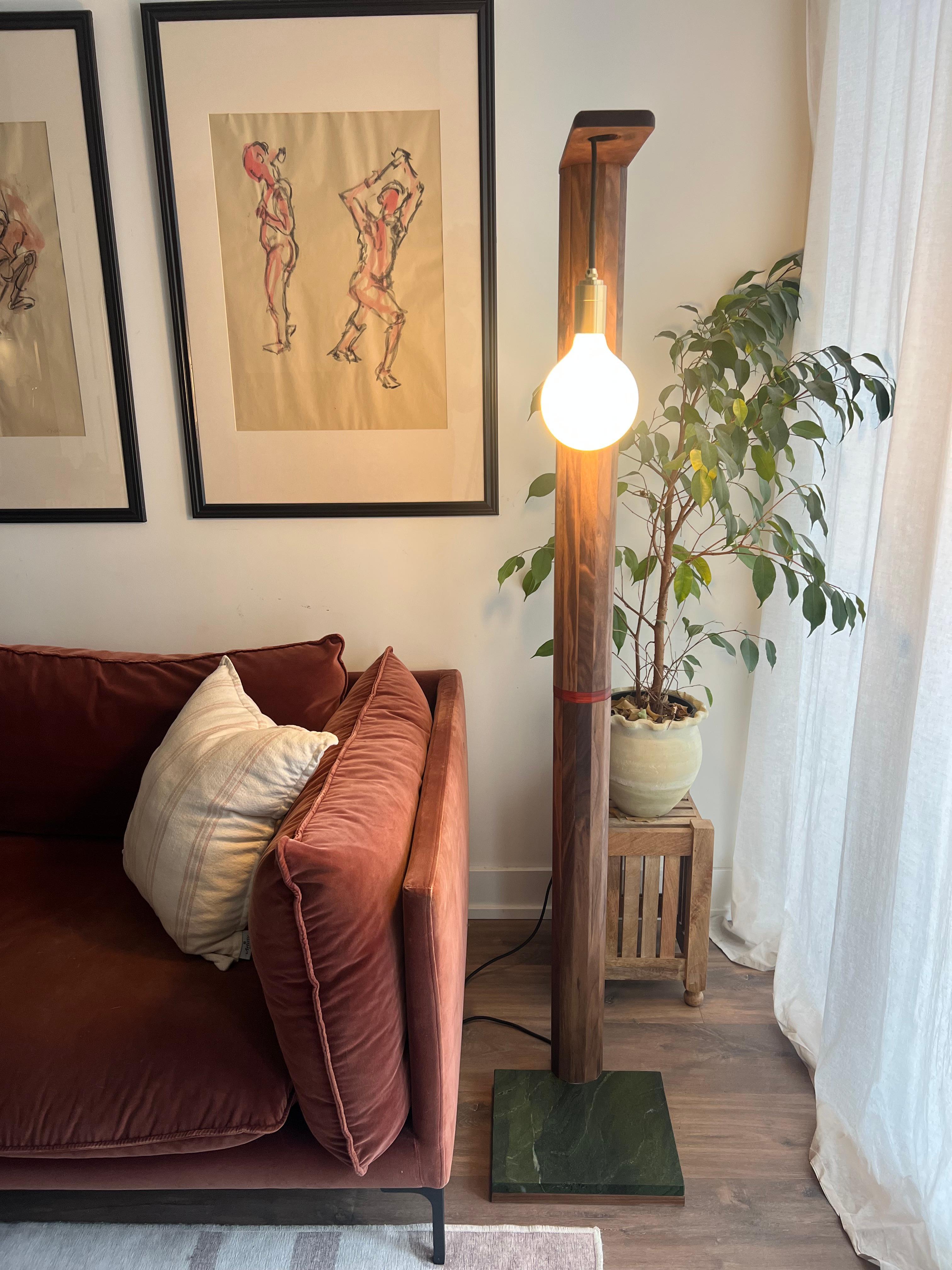 Mid-Century moderno Lampada da terra iN-v1 in noce e pietra in vendita