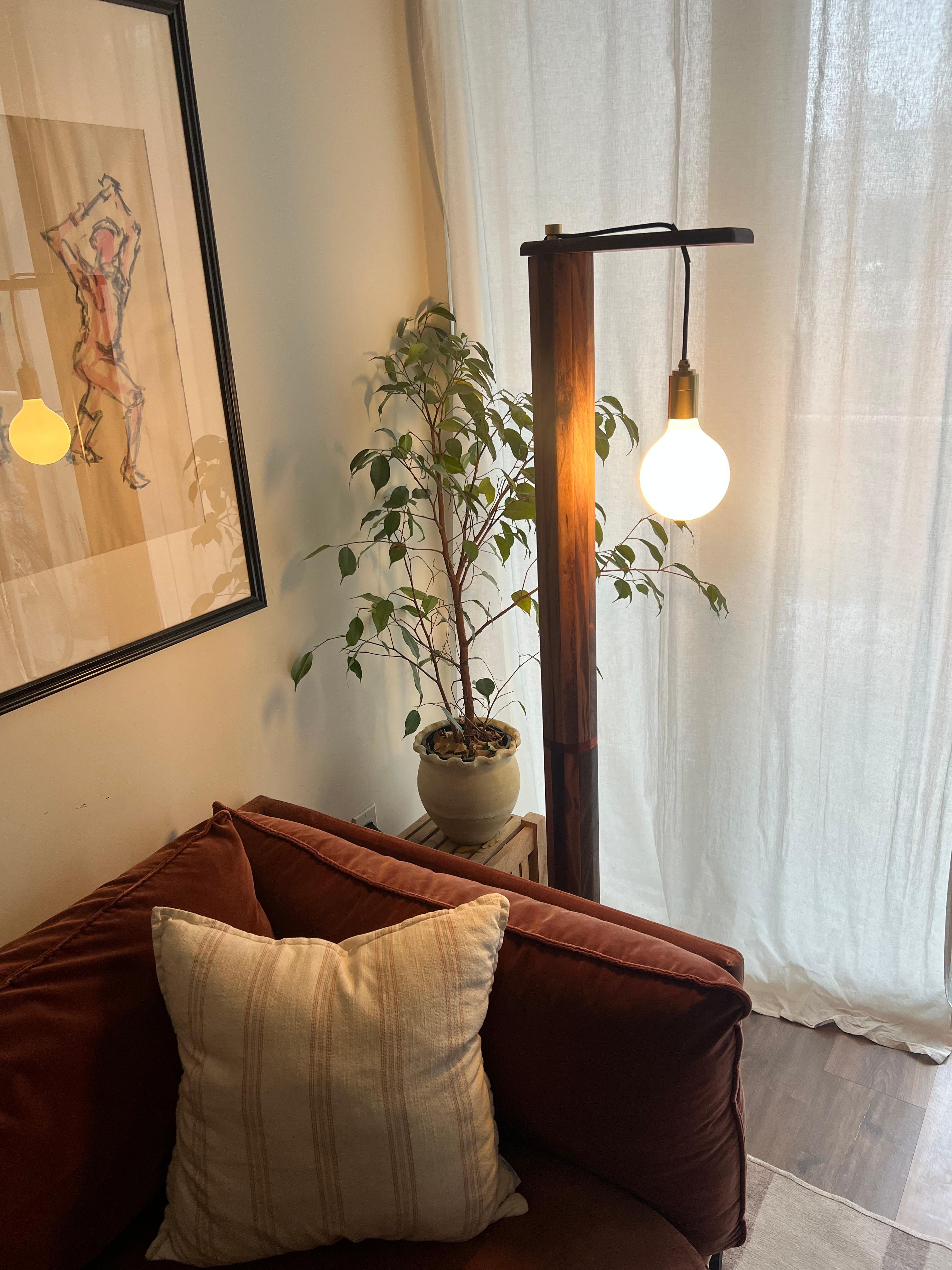 Ottone Lampada da terra iN-v1 in noce e pietra in vendita