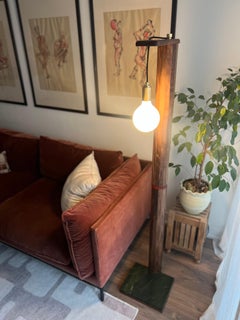 Stehlampe iN-v1 aus Nussbaum und Stein