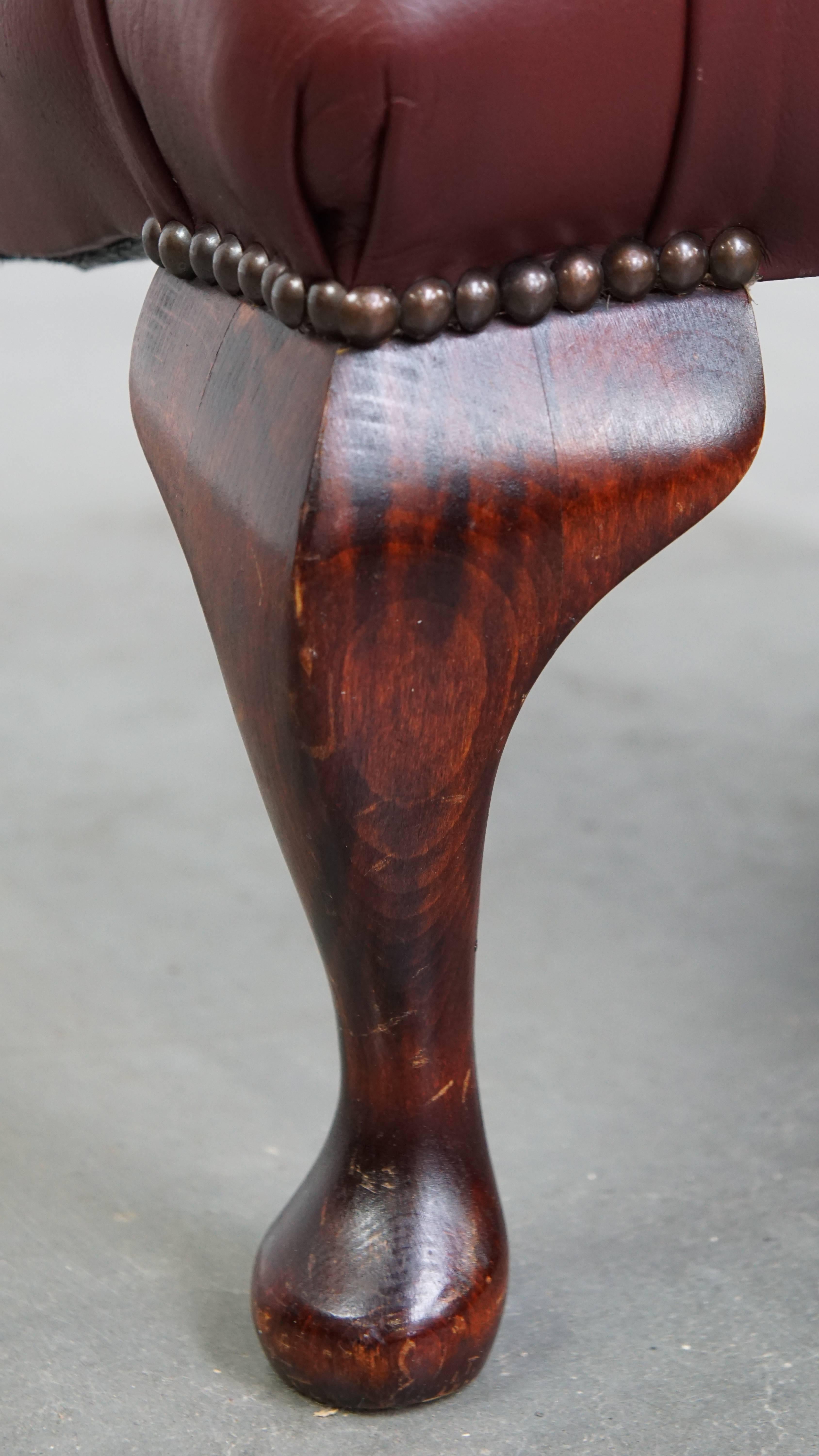 In sehr gutem Zustand eleganter rot/brauner Chesterfield-Kuhfell-Ottoman im Angebot 4