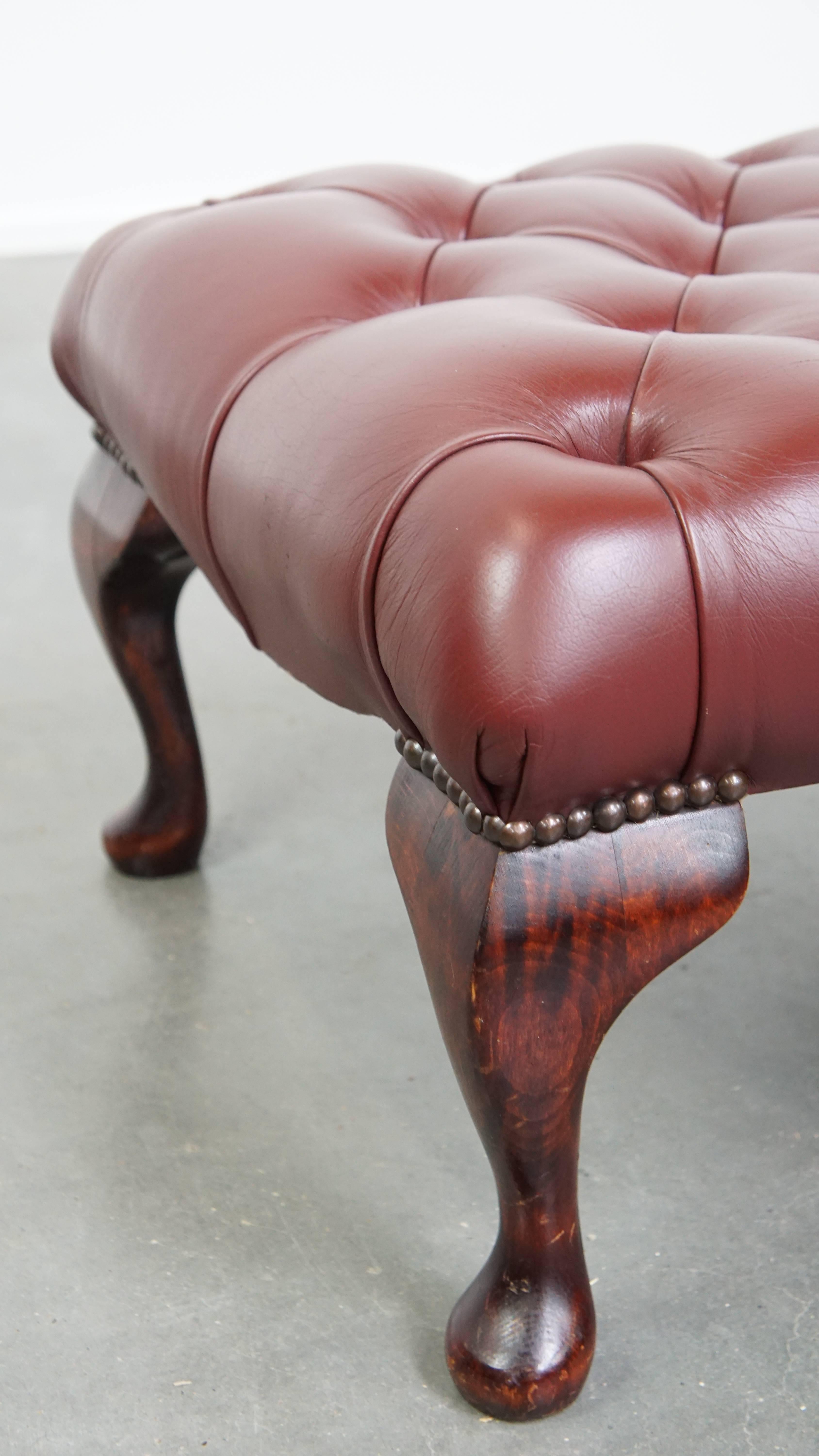 In sehr gutem Zustand eleganter rot/brauner Chesterfield-Kuhfell-Ottoman im Angebot 5