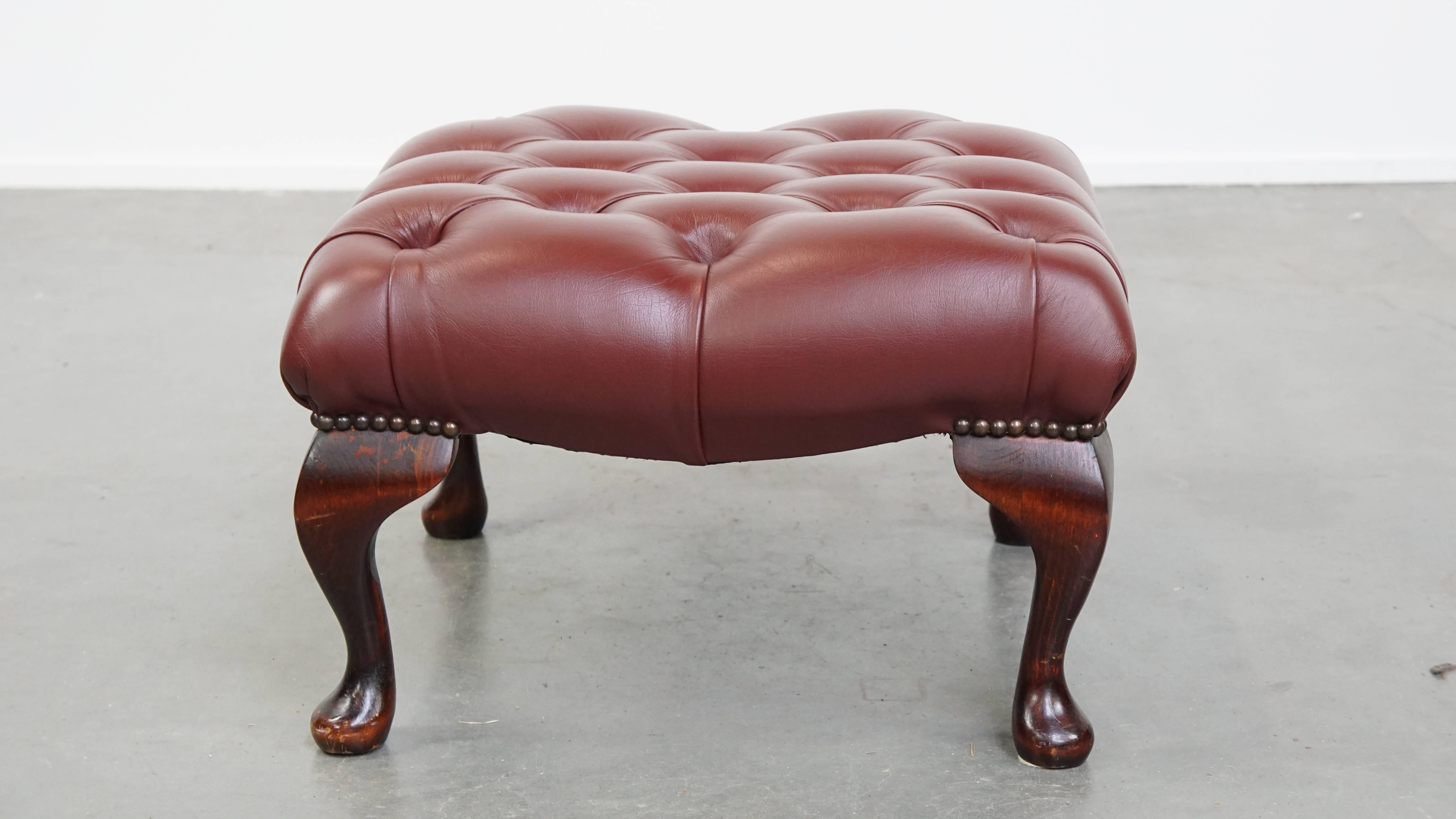 In sehr gutem Zustand eleganter rot/brauner Chesterfield-Kuhfell-Ottoman im Zustand „Gut“ im Angebot in Harderwijk, NL