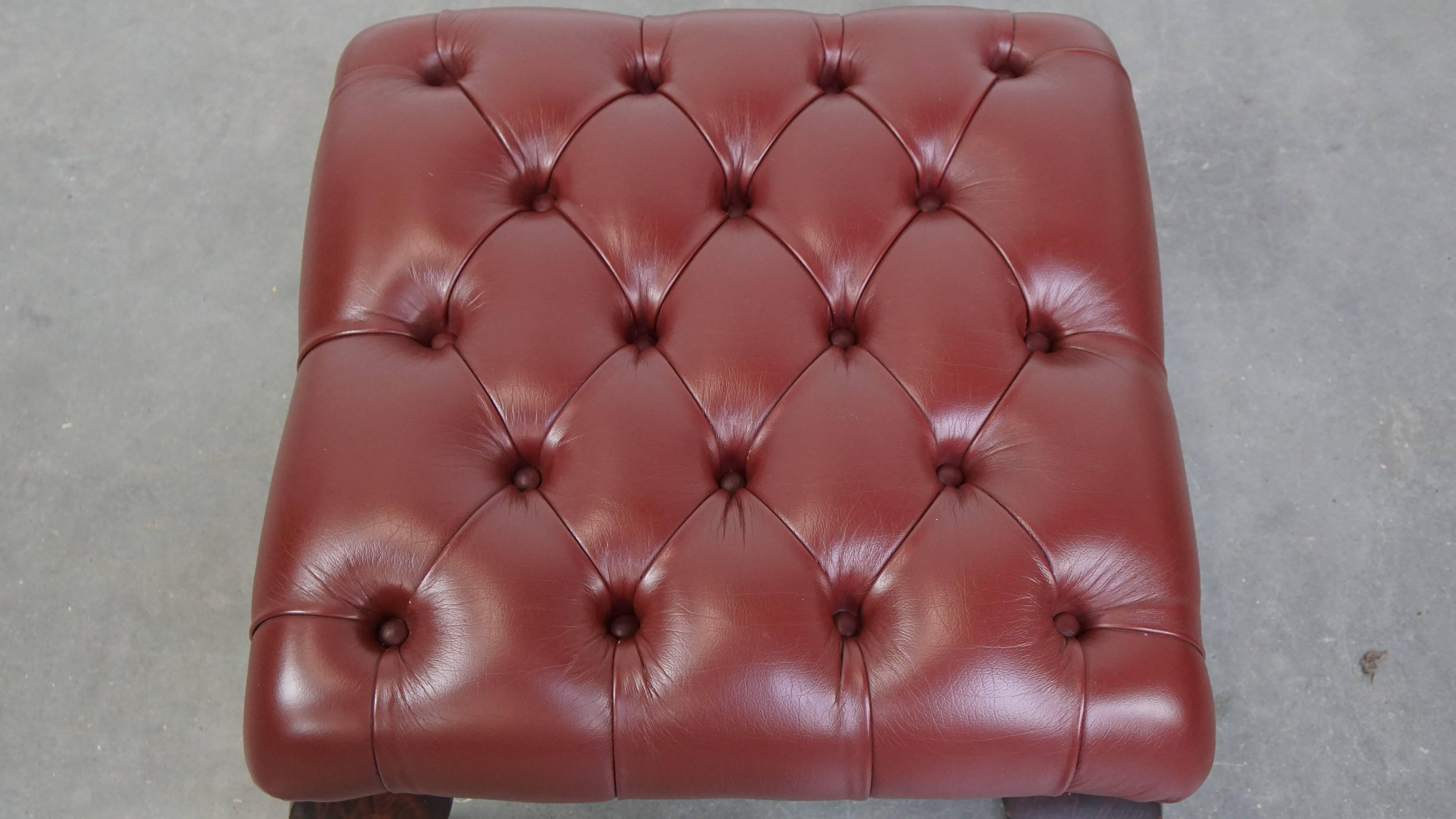 In sehr gutem Zustand eleganter rot/brauner Chesterfield-Kuhfell-Ottoman (Rindsleder) im Angebot