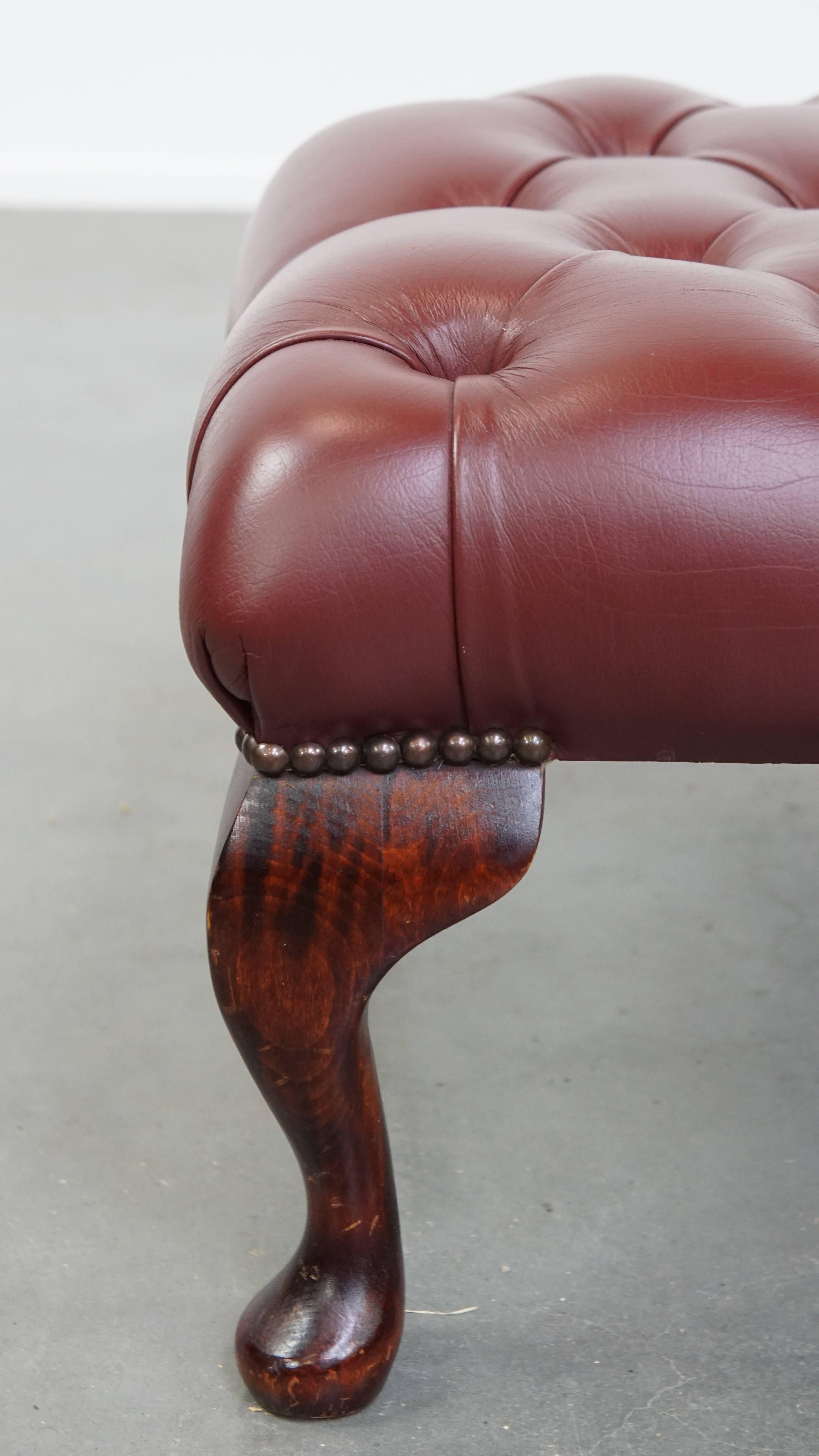 In sehr gutem Zustand eleganter rot/brauner Chesterfield-Kuhfell-Ottoman im Angebot 1