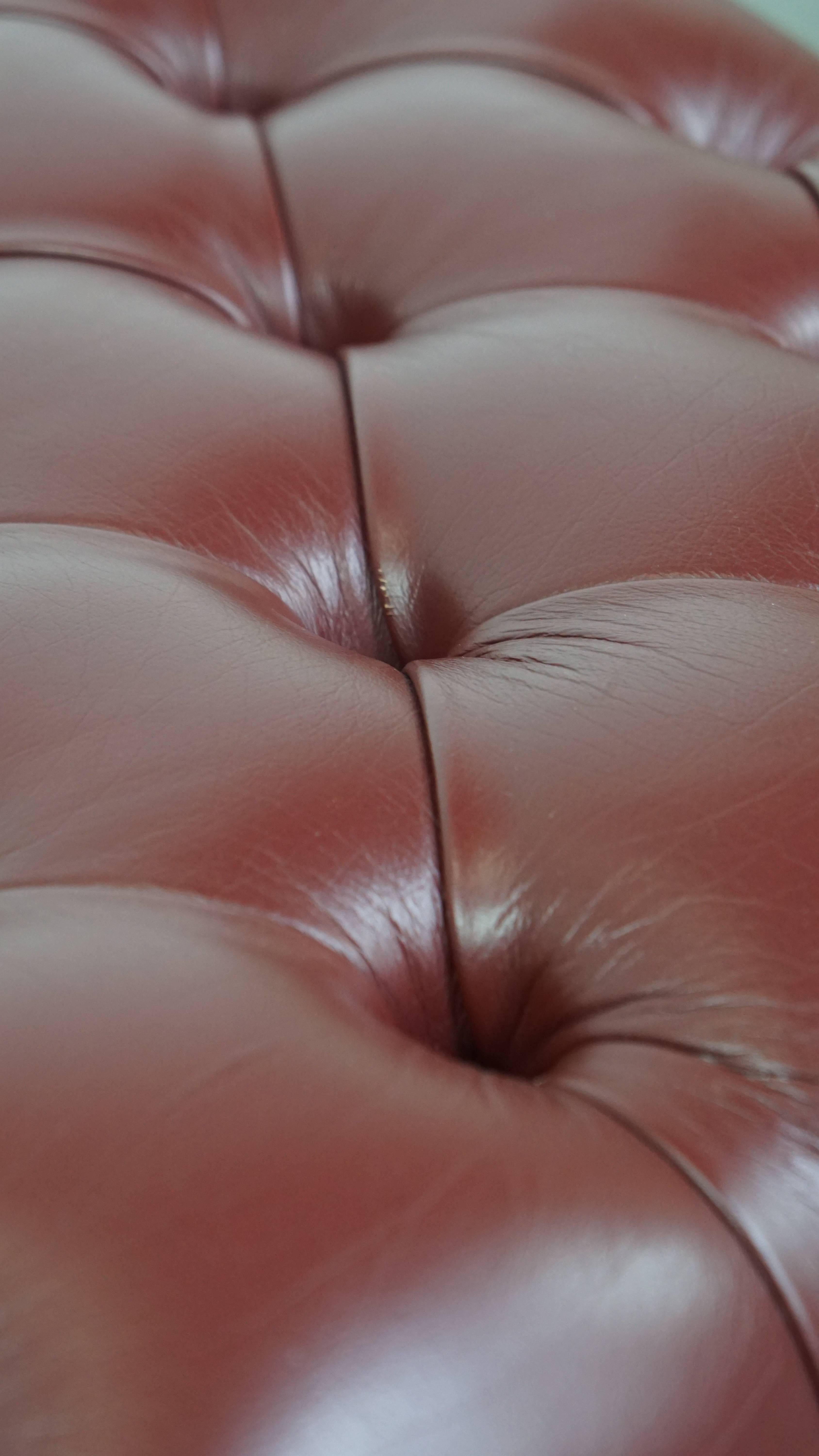 In sehr gutem Zustand eleganter rot/brauner Chesterfield-Kuhfell-Ottoman im Angebot 3