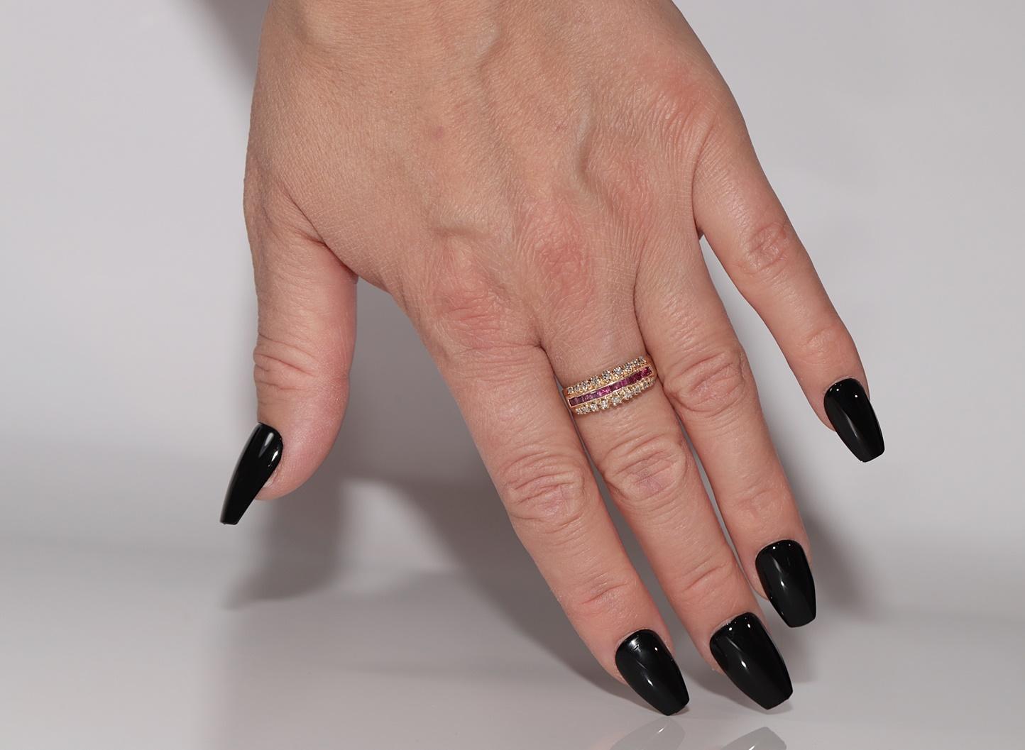 En très bon état. Le poids total est de 3.5 grammes. Au total, un diamant de 0,40 ct. en vente 6