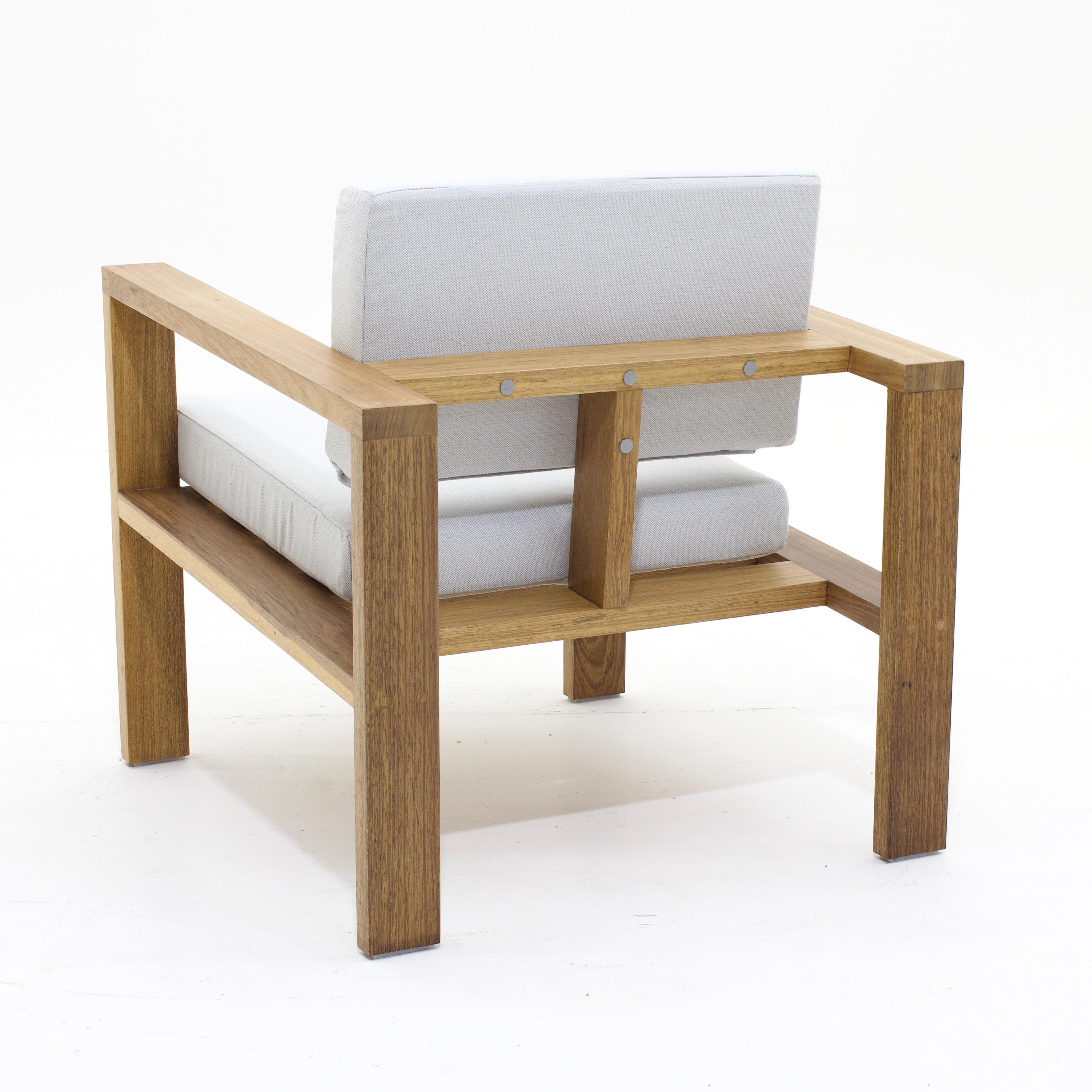 Ce fauteuil d'extérieur intemporel est conçu dans un raisonnement architectonique et géométrique. L'objectif est de créer une chaise légère et simple, avec des formes géométriques pures dont les éléments constituent son fonctionnement. Ses traverses