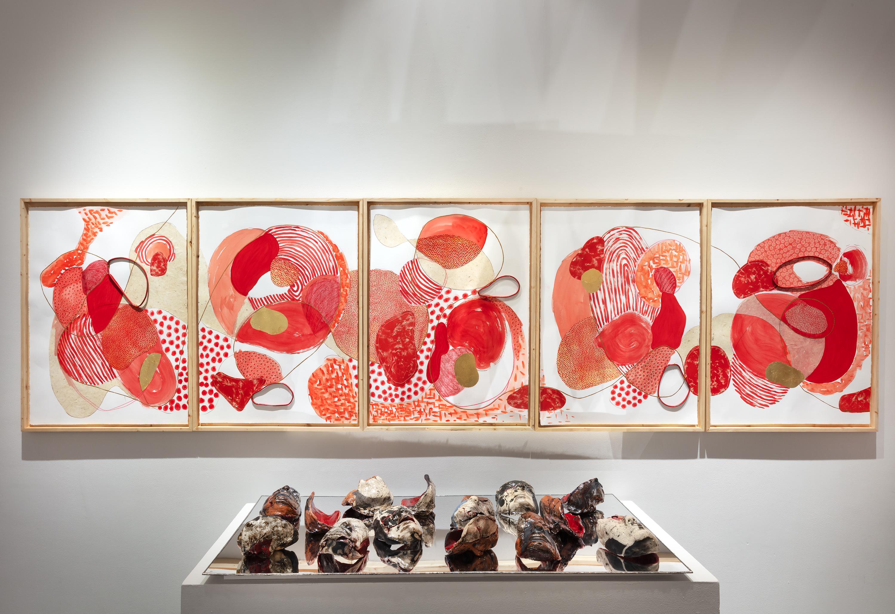 Ina Kaur (nacida en 1980) es una artista multidisciplinar cuyo trabajo conceptual responde a los desequilibrios e injusticias de los entornos social, cultural y ecológico. Su práctica explora marcos interseccionales dentro de cuestiones