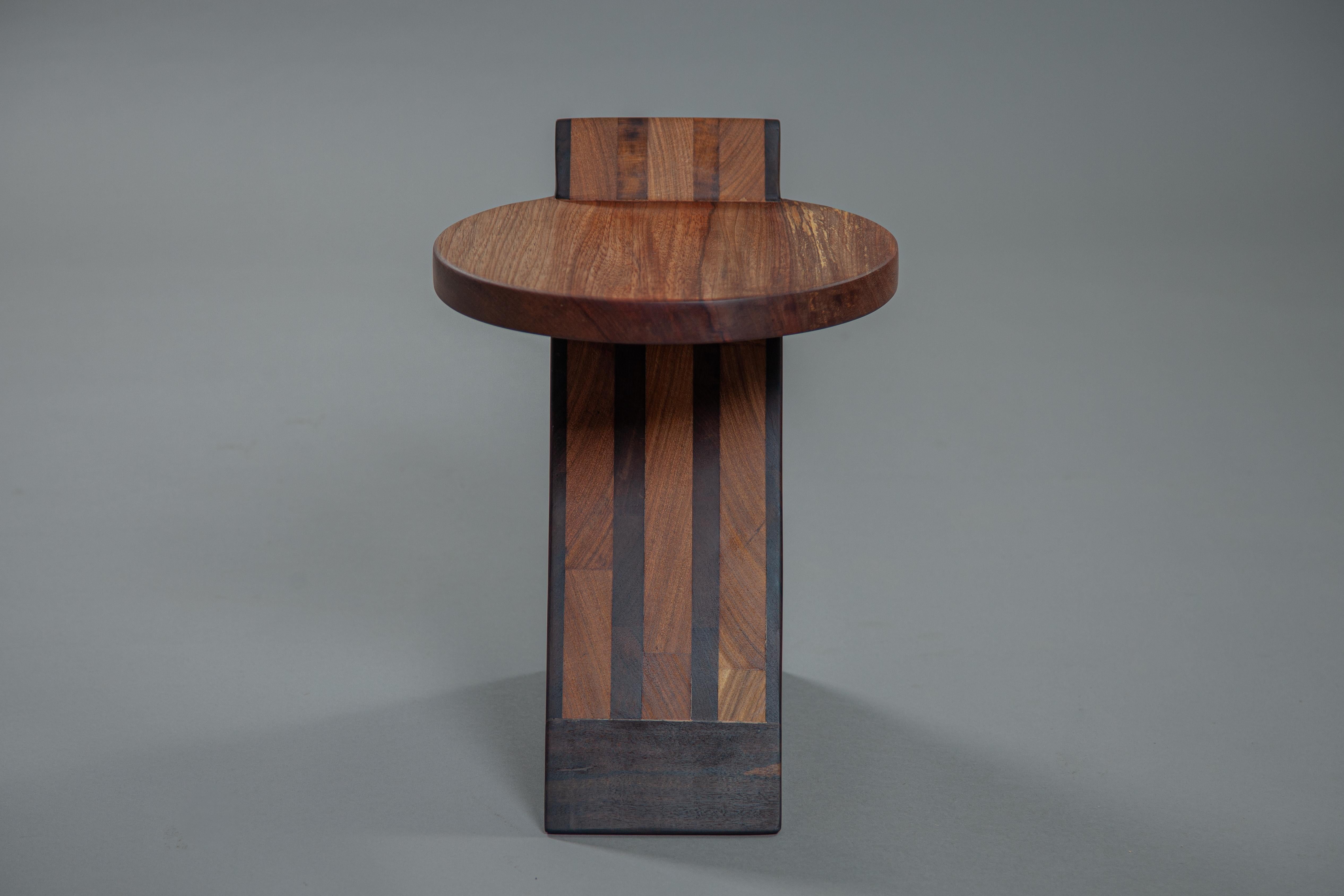 Moderne Tabouret Inácio en bois massif brésilien. en vente