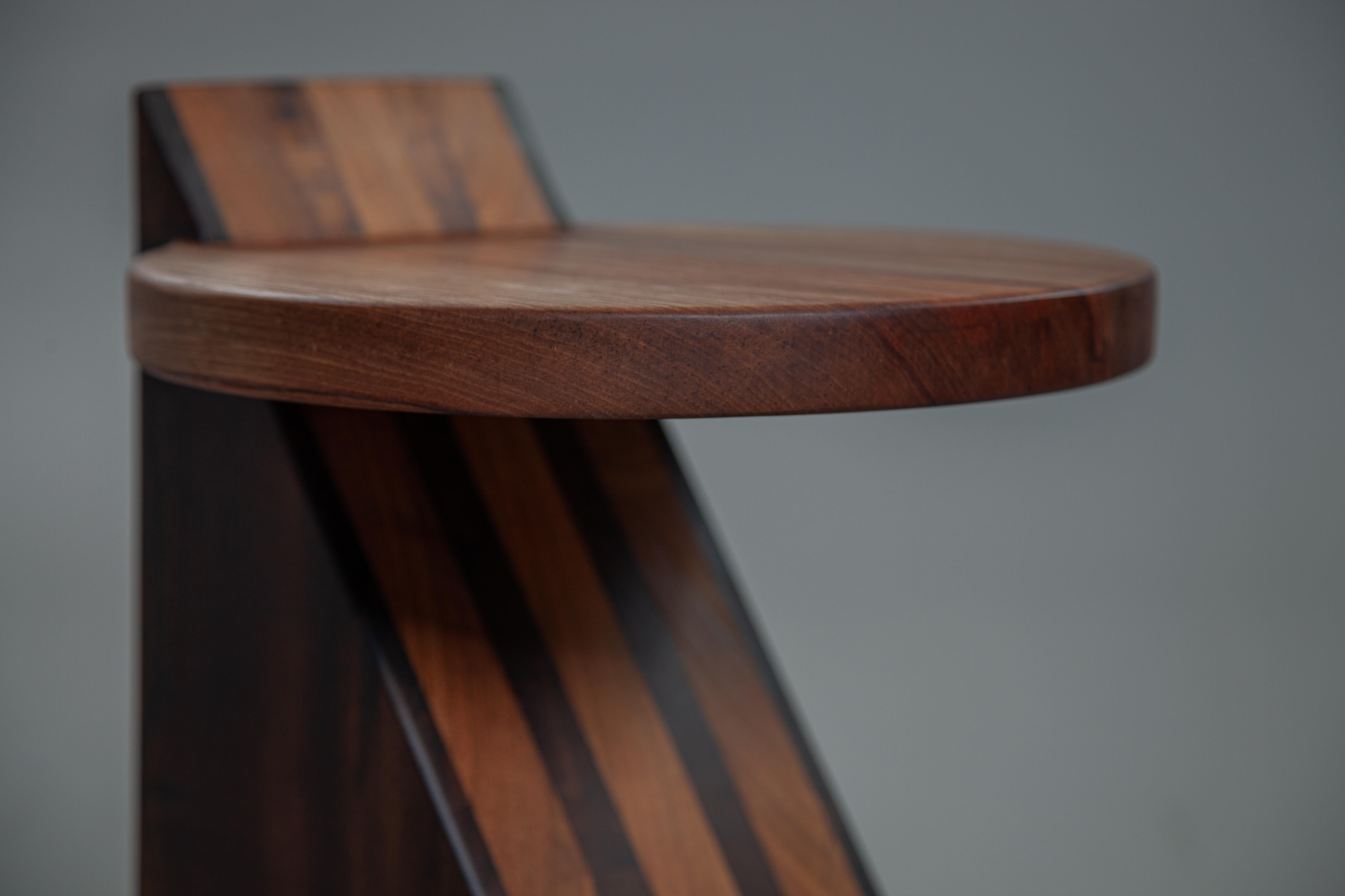 Fait main Tabouret Inácio en bois massif brésilien. en vente