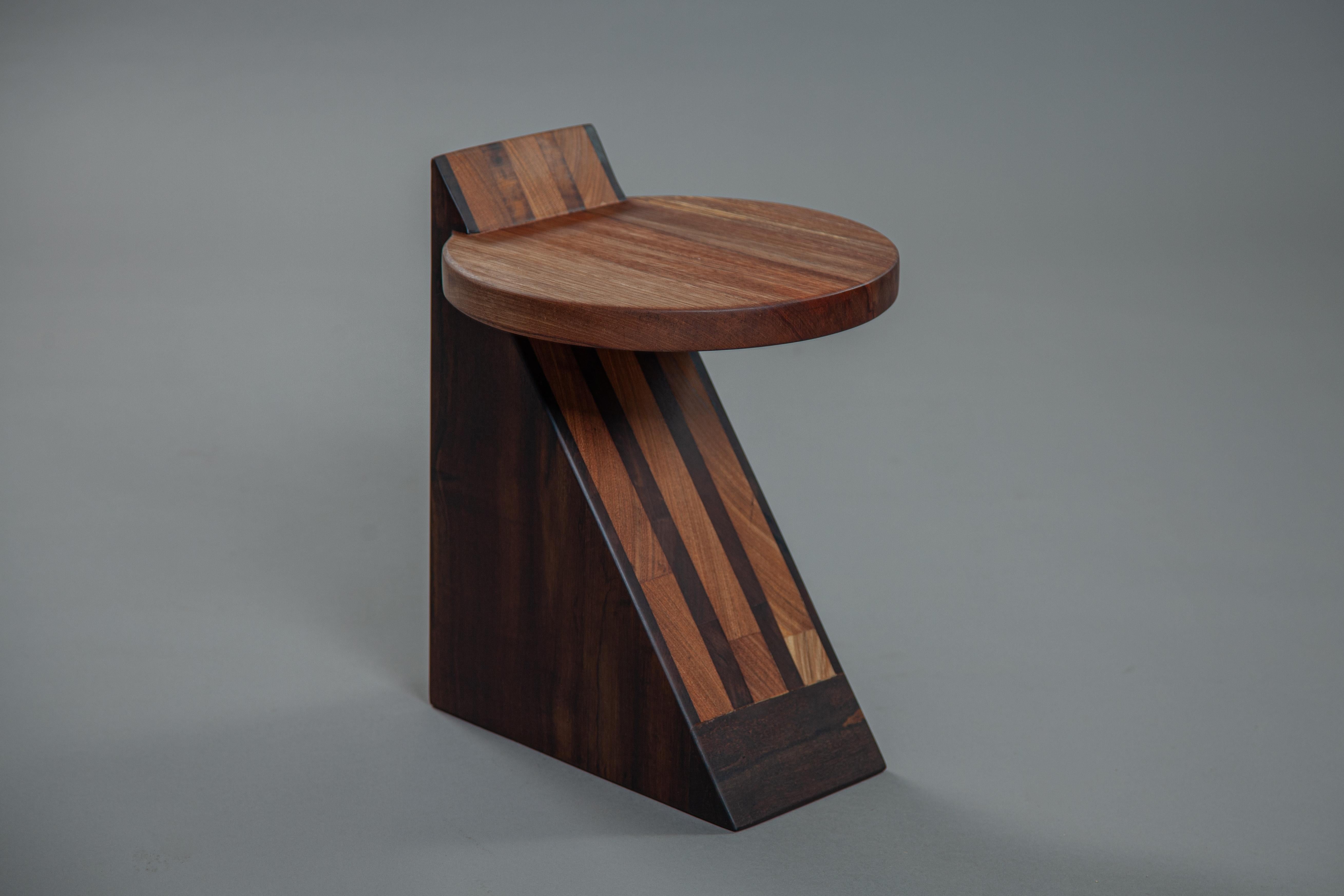 Tabouret Inácio en bois massif brésilien. Neuf - En vente à São Paulo, SP
