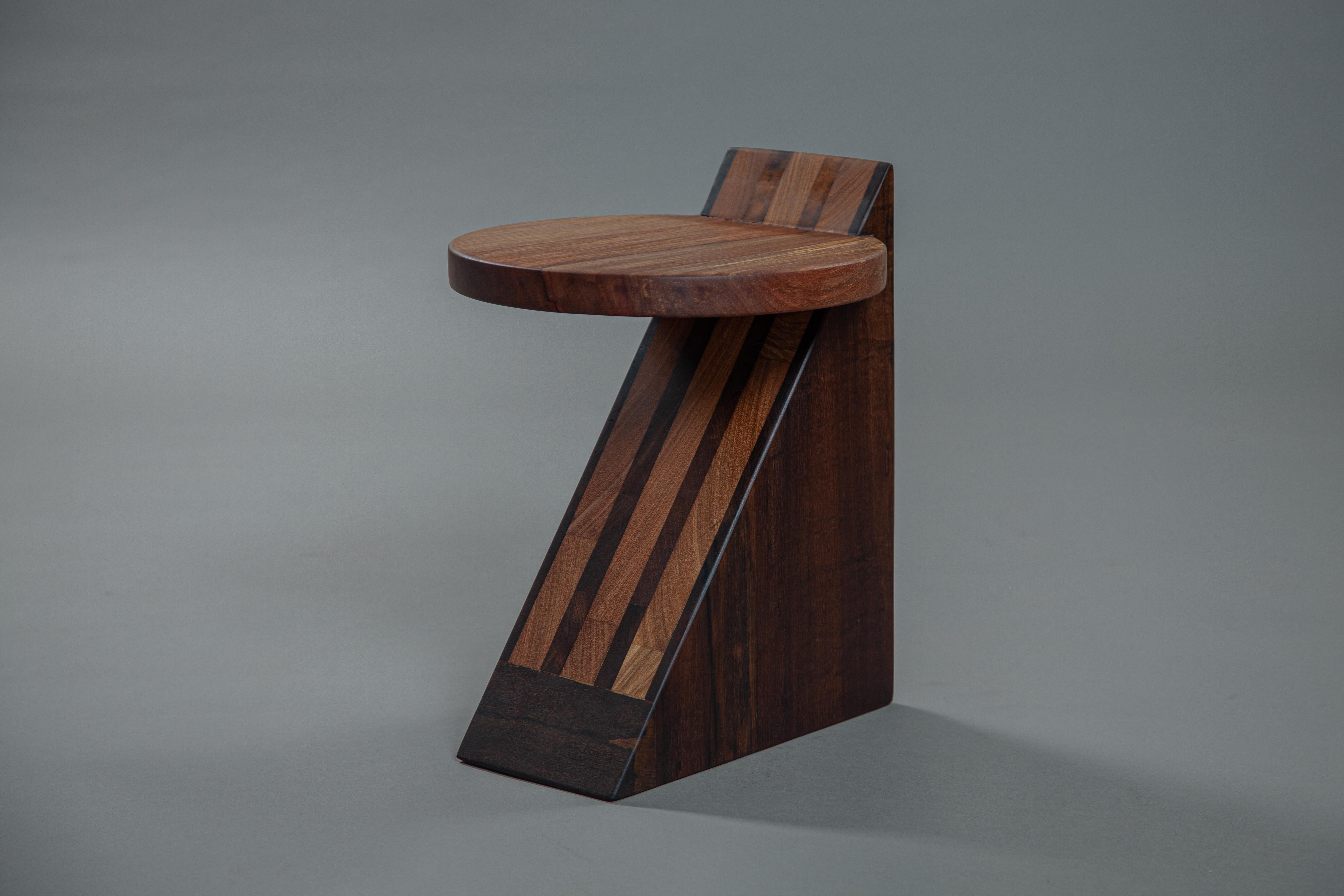 Bois de feuillus Tabouret Inácio en bois massif brésilien. en vente