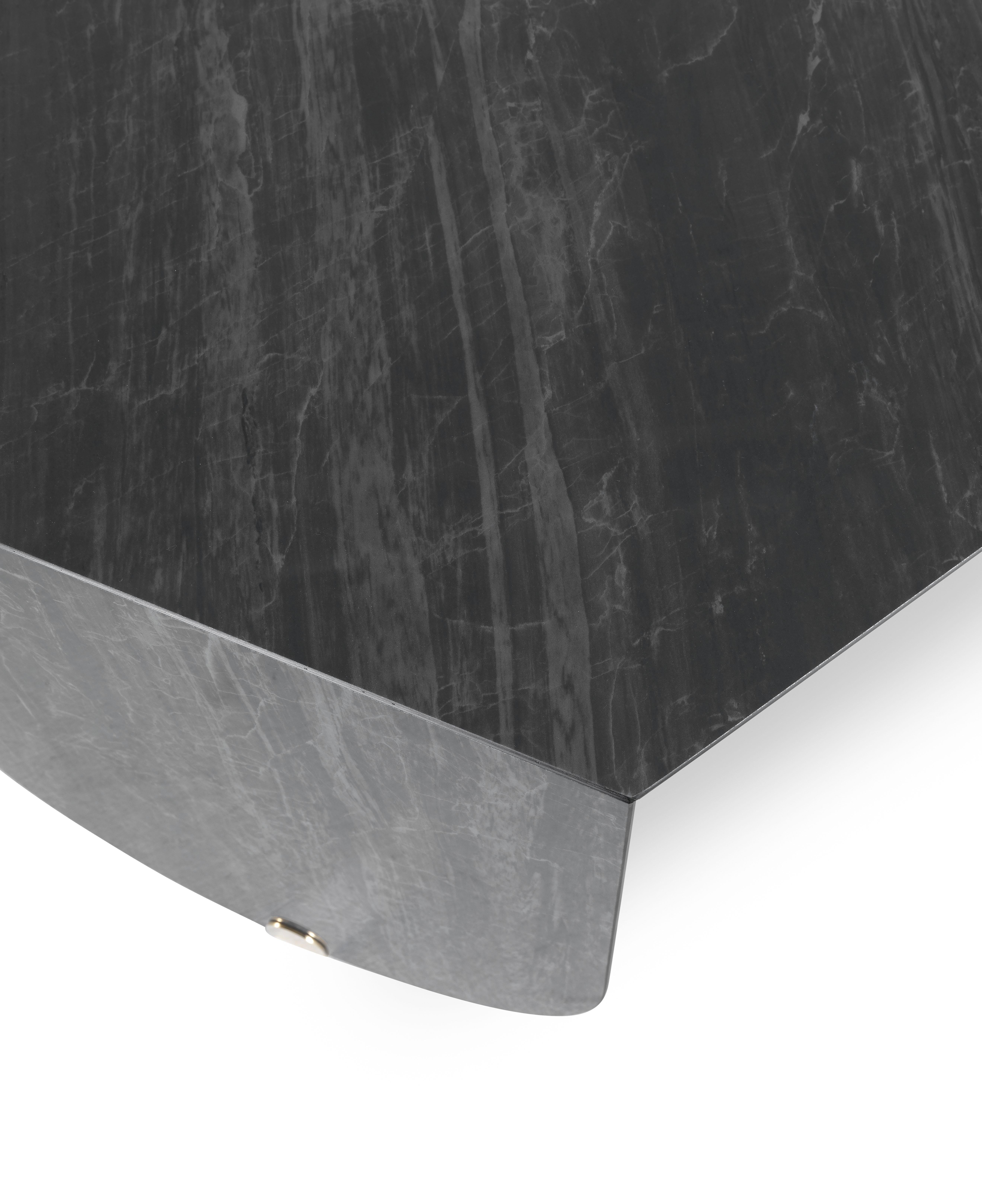 Der Inagua-Tisch, der in einem komplexen handwerklichen Verfahren aus Feinsteinzeug hergestellt wird, zeichnet sich durch die sechseckige Form der Platte aus, die im Kontrast zu den geschwungenen Linien der Beine steht und dem Ganzen eine besondere