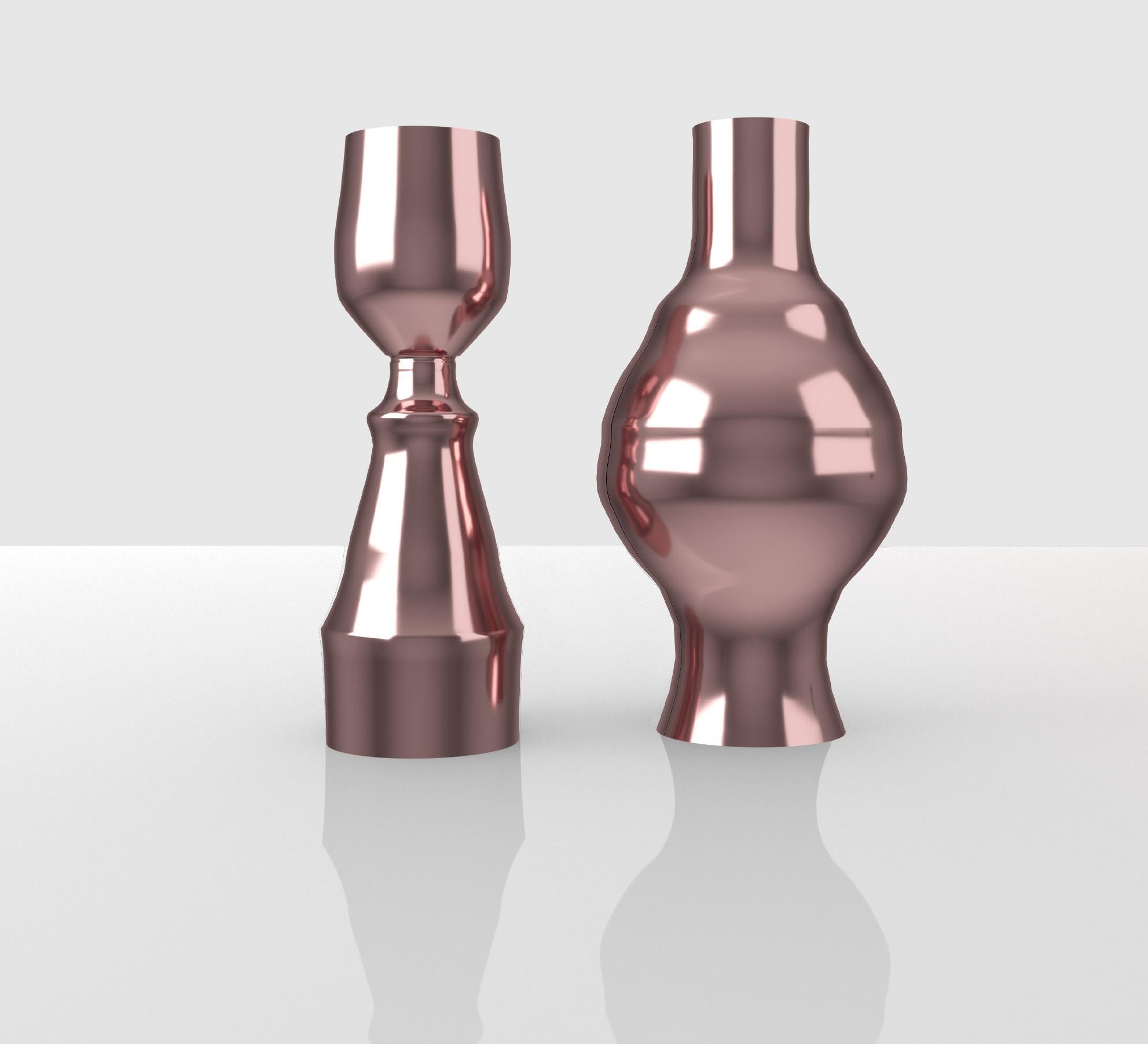 Découvrez cette paire de vases en aluminium verni, méticuleusement travaillés. Entre ces vases émerge la silhouette élégante d'une femme nue, exprimant délicatement l'essence de la féminité. C'est la juxtaposition de l'espace négatif et de la forme