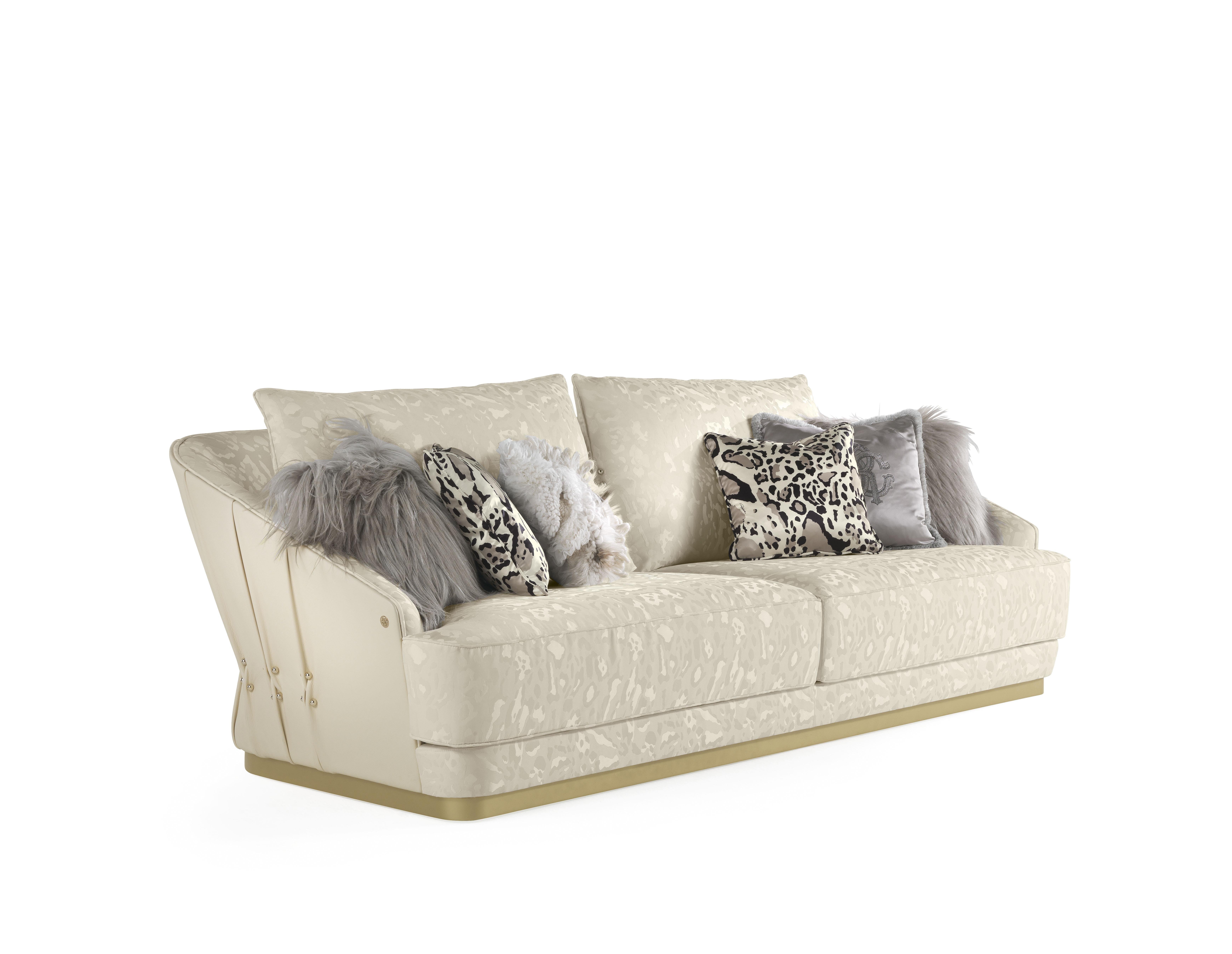 This new sofa with an appealing design is characterized by an interior upholstered with the new silks from the last Roberto Cavalli collection and a leather exterior embellished with special pleating with metallic piercings, recalling Roberto