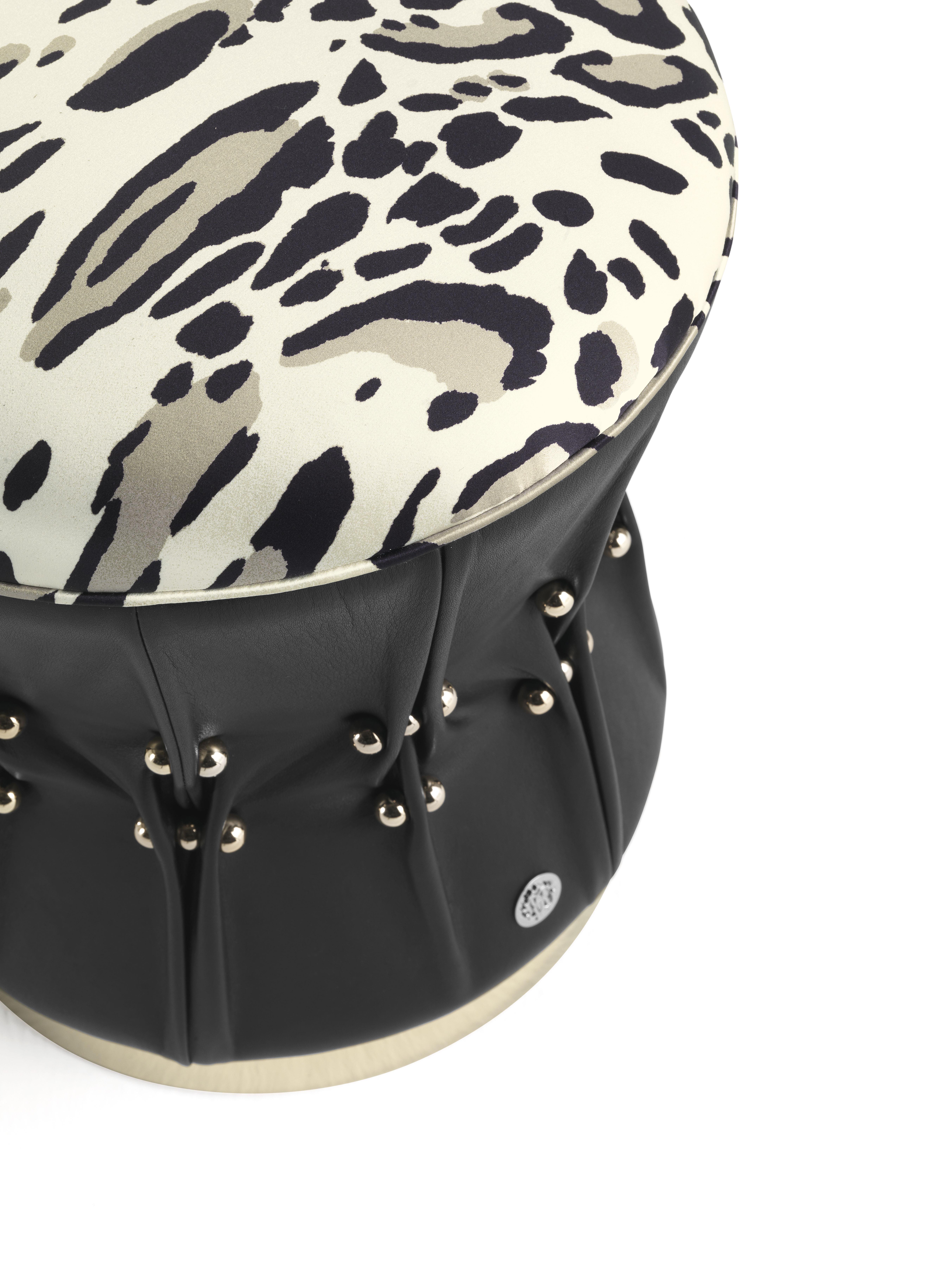 Ces nouveaux poufs au design séduisant sont caractérisés par les nouvelles soies de la collection et par un extérieur en cuir agrémenté d'un plissage spécial avec des piercings métalliques, rappelant les accessoires en cuir de la Maison Roberto