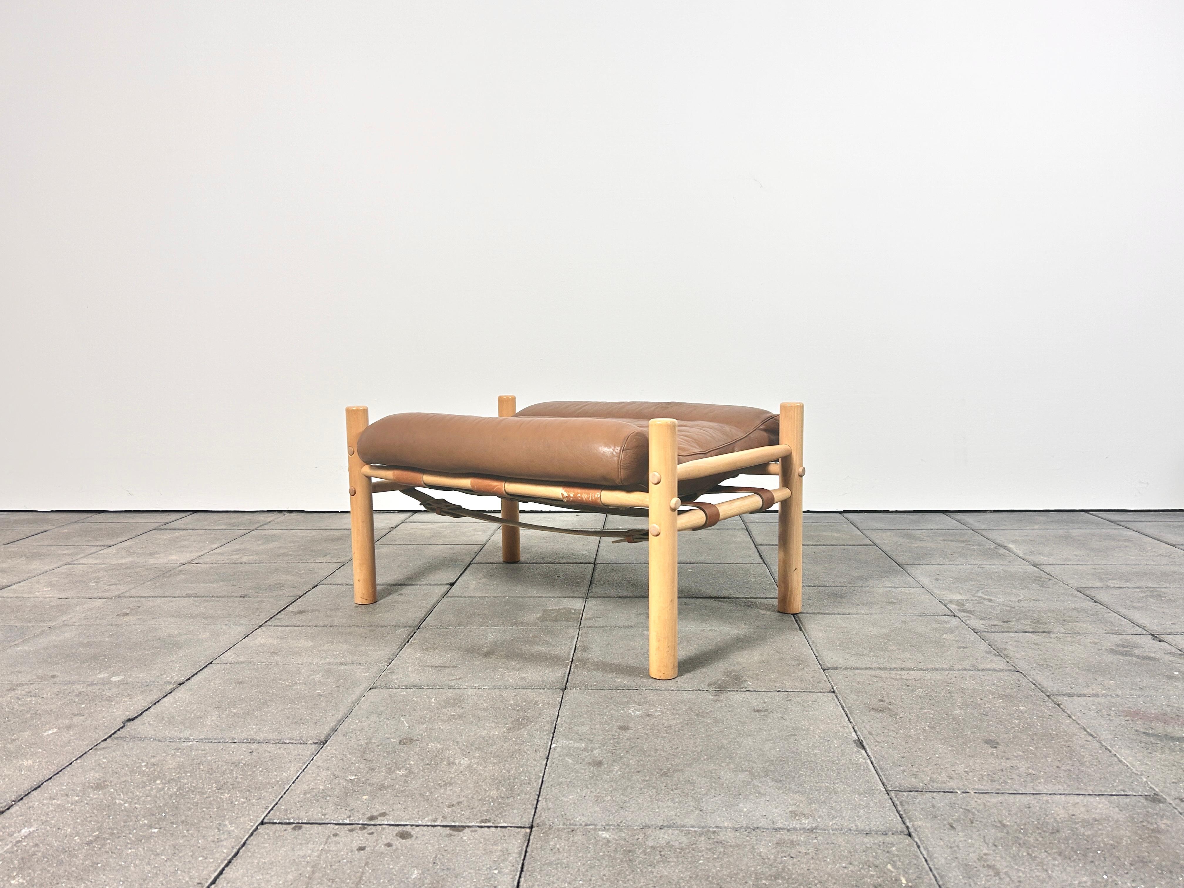 Pouf inca conçu par Arne Norells 

Fabriqué par Norell Möbels AB, Suède. 

La base empilable est caractéristique de la série de meubles Inca d'Arne Norell et d'autres encore. Et le support de harnais pour le siège. Cette conception élégante a permis