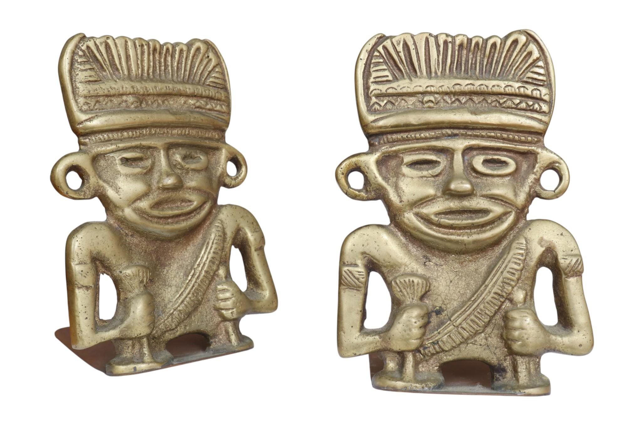 Par de sujetalibros antiguos de latón que representan a la deidad inca Illapa, dios del trueno, el relámpago, la lluvia y la guerra. Fundido con rasgos sencillos y mostrado portando una warak'a o honda, con la que producía tormentas, y una makana o