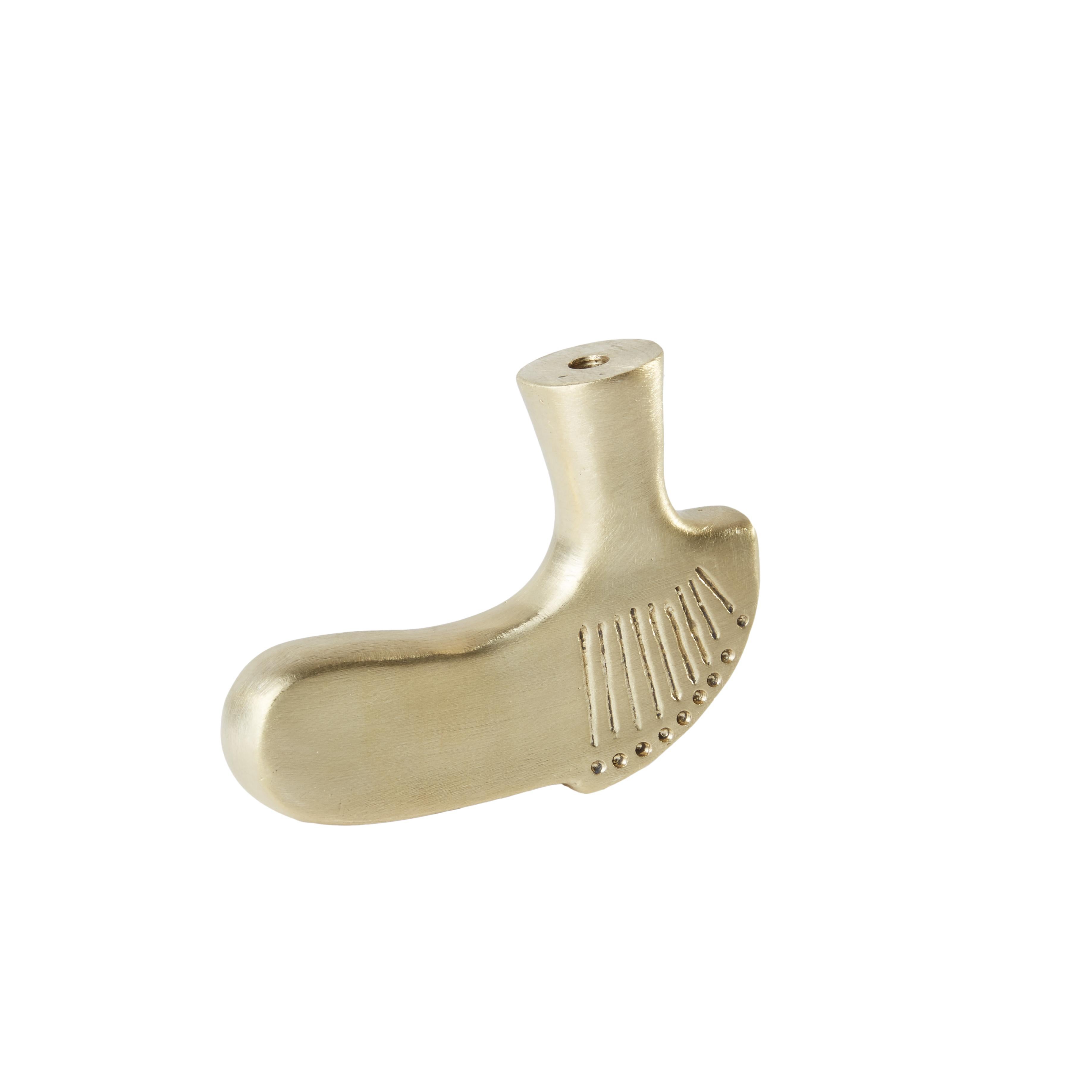 NIVA design presents an original collection of knobs inspired by nature.
Every knob is a unique piece, a sort of jewel made with the lost wax casting technique.
The door handles and knobs are made by brass lost-wax casting.
NIVA design offers an