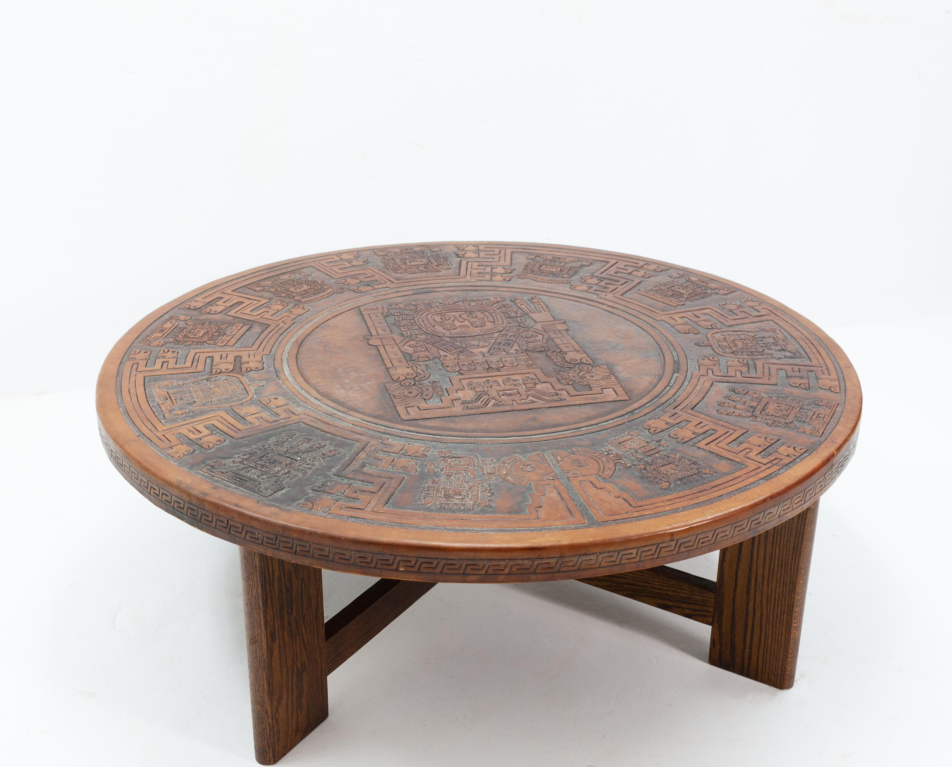 Vintage coffee table .Comes with a beautiful embossed leather top . Pictured a Indian Inca scene .
Standing on a solid oak feet . 1970s .Good condition .
            Angel I. Pazmino - Muebles De Estilo - Coffee table 
Ecuador - 1950-1974 -  



