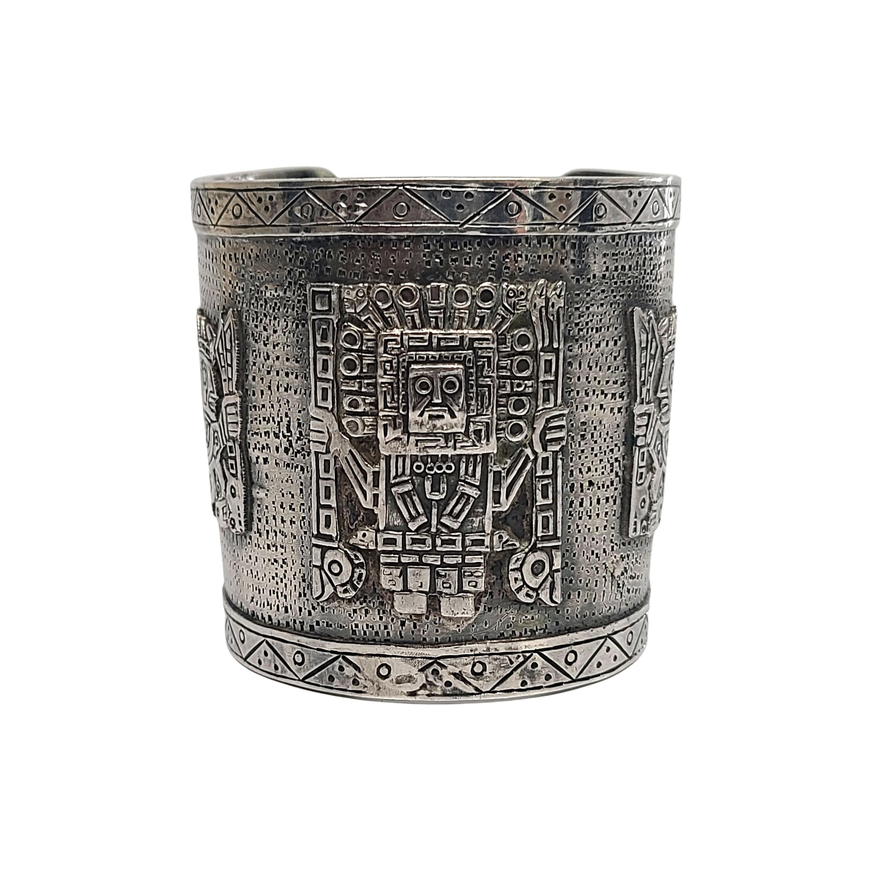Bracelet large en argent sterling  du Pérou

Bracelet large et très détaillé représentant Viracocha de la mythologie inca de la région des Andes (également connu sous le nom de Kon-Tiki)

Mesure environ 5 3/4