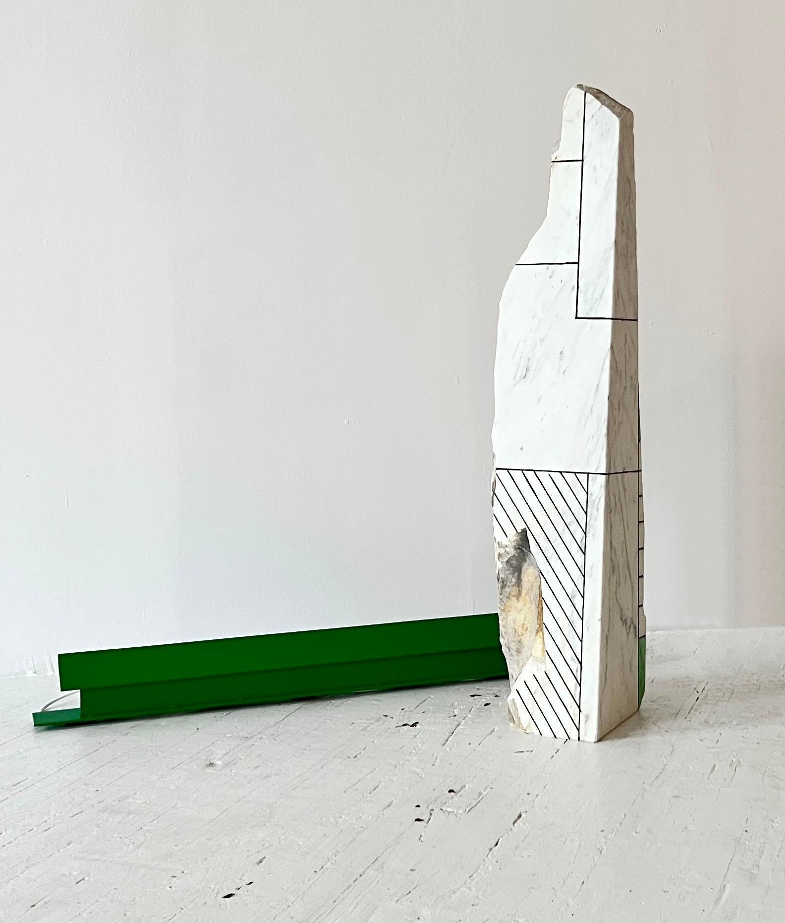 Avec INCAL, la nouvelle collection lancée à Duplex, Duccio Maria Gambi brouille les frontières entre fonctionnalité et art, en approfondissant ses recherches sur la nature des matériaux.

Duccio Maria Gambi sélectionne les chutes de marbre et