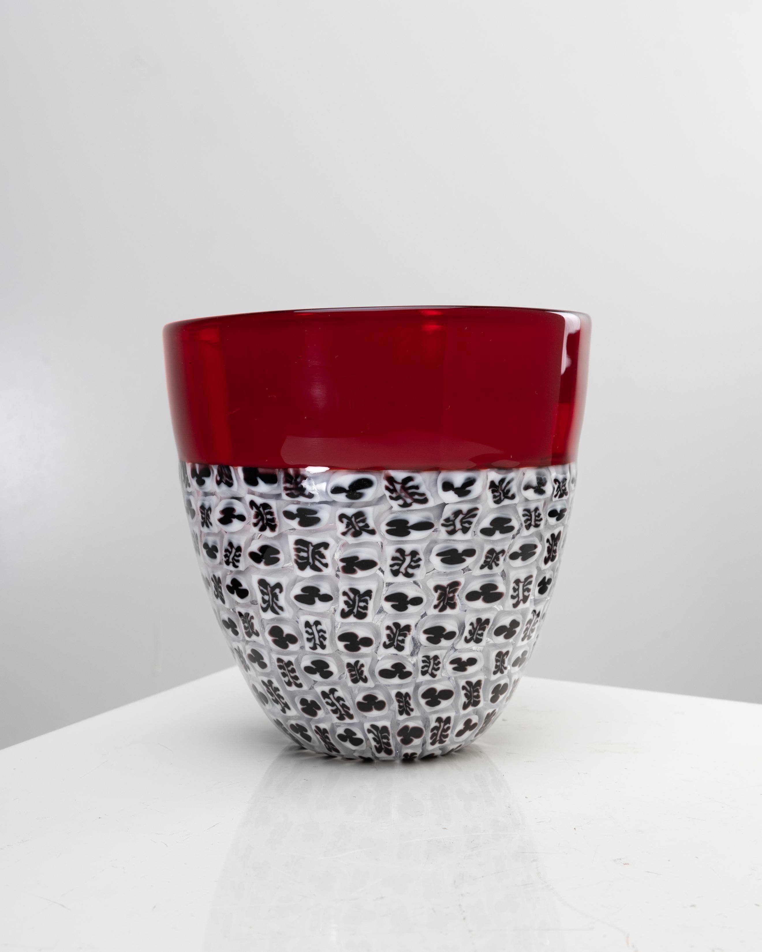 Incalmo e murrina Riccardo Licata - Vaso in vetro soffiato - Venini Murano.
Vaso con tecnica incalmo.
La parte inferiore è in vetro trasparente con murrine bianche e nere.
La parte superiore del vaso è in vetro rosso trasparente.
Dovresti sapere che