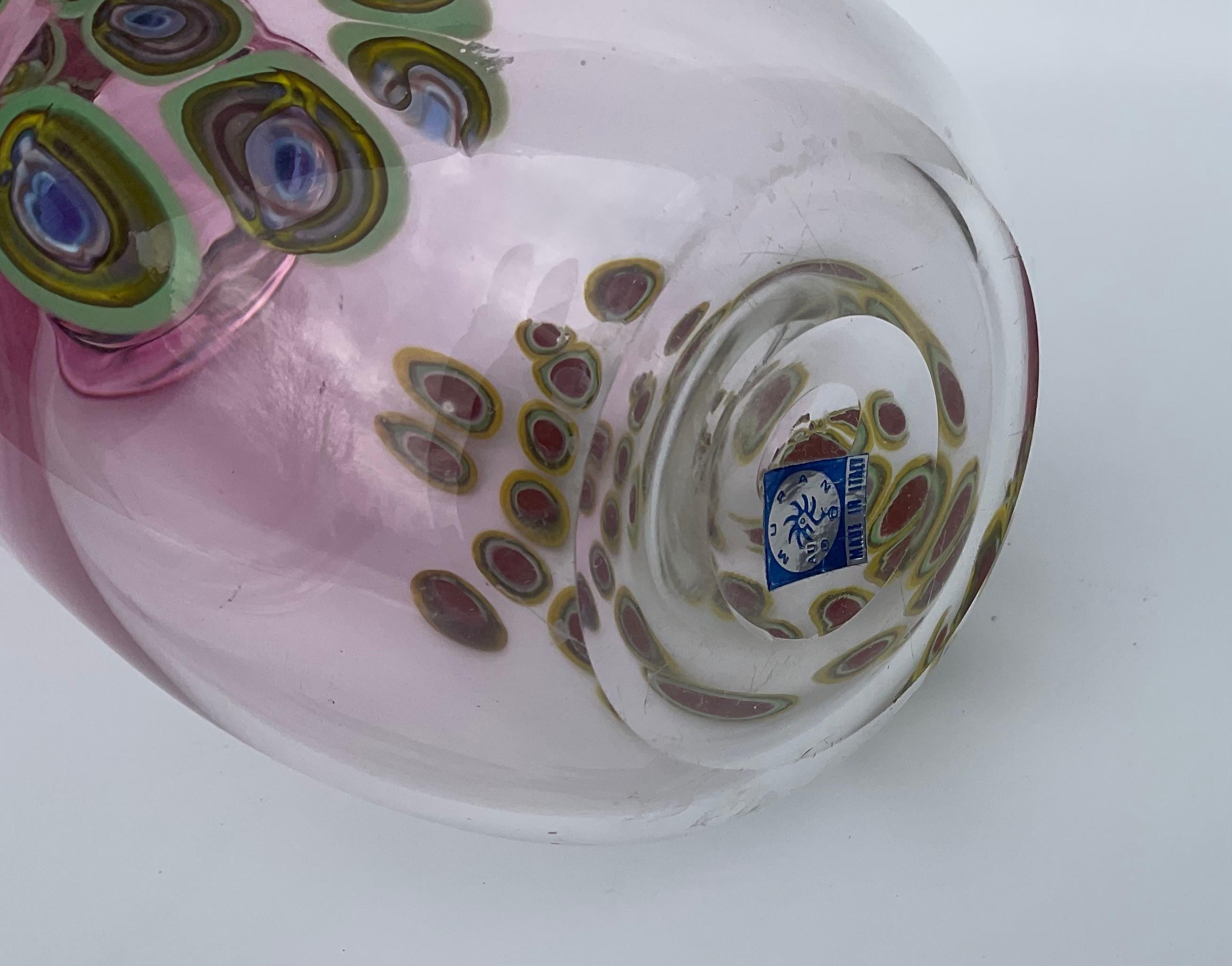 Vase en verre de Murano attribué à Vistosi avec étiquette d'origine. Ce vase compliqué du milieu du siècle est orné d'une magnifique décoration en murrine.