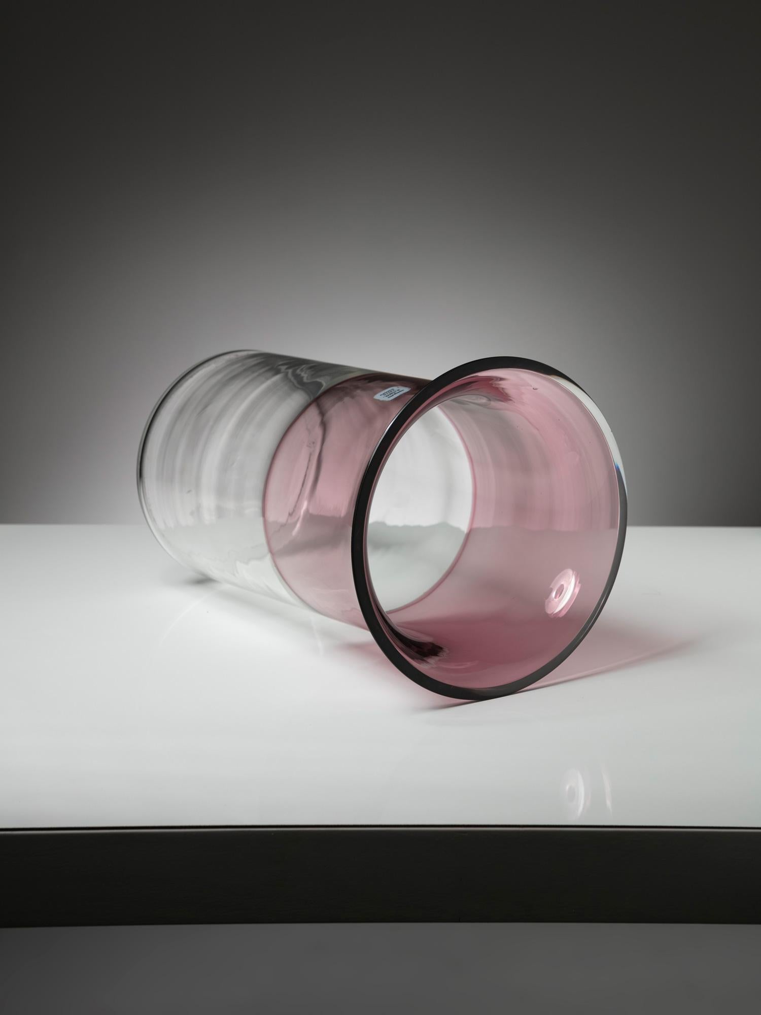 Delicate large Murano glass vase by Alfredo Barbini for Barbini.
Two different colors pieces joined together with Incalmo technique.