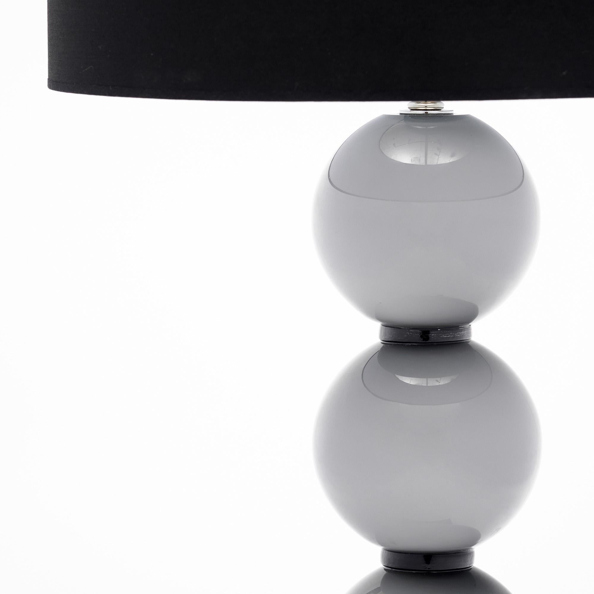 Coppia di lampade da tavolo realizzate con elementi in vetro soffiato a mano provenienti da Murano, in Italia, alle porte di Venezia. Ogni lampada presenta componenti di vetro unici realizzati con la tecnica dell'incamiciato. La tecnica